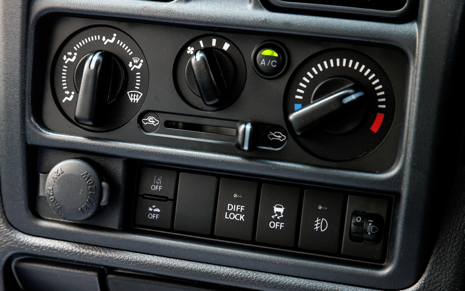 エアコン下には走行系のスイッチが並ぶ。強力なトラクションが得られるデフロックも可能