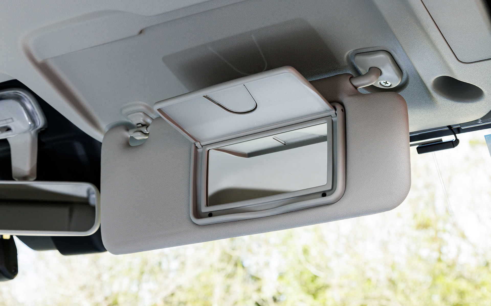 運転席側のサンバイザー裏にはバニティミラーも