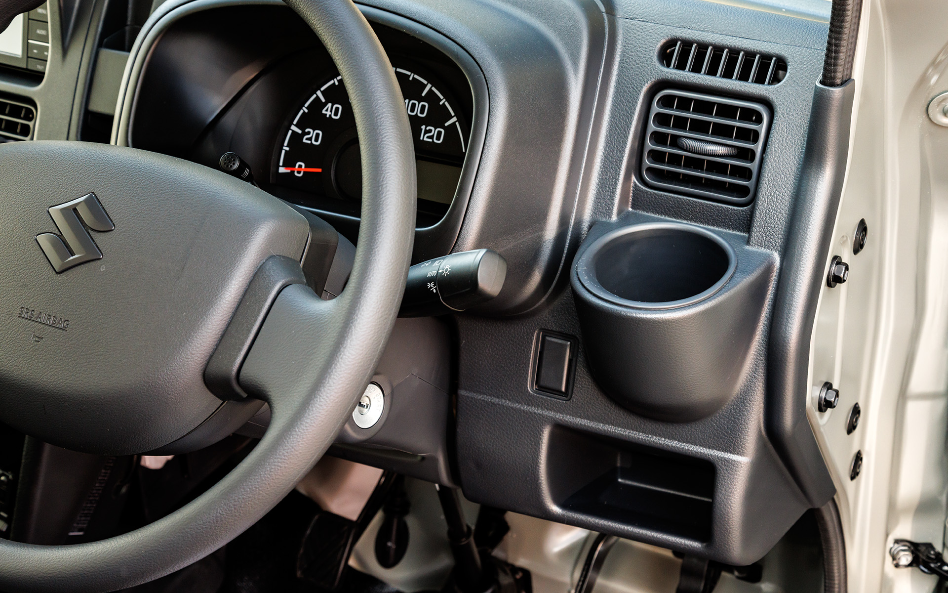 メーター右側にはドリンクホルダーや小さなポケット