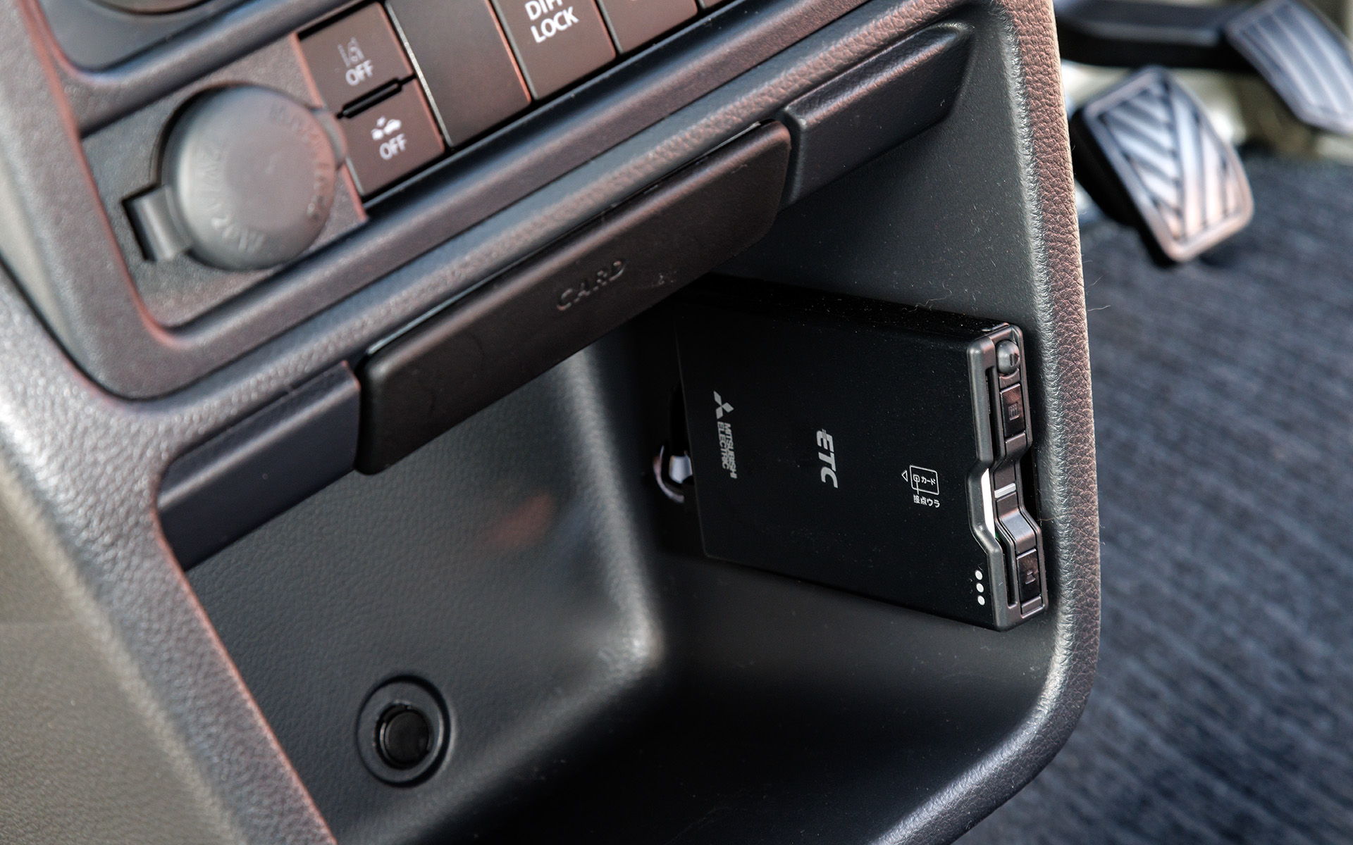 インパネ下部には大きめのポケット。オプションのETC車載器もここに
