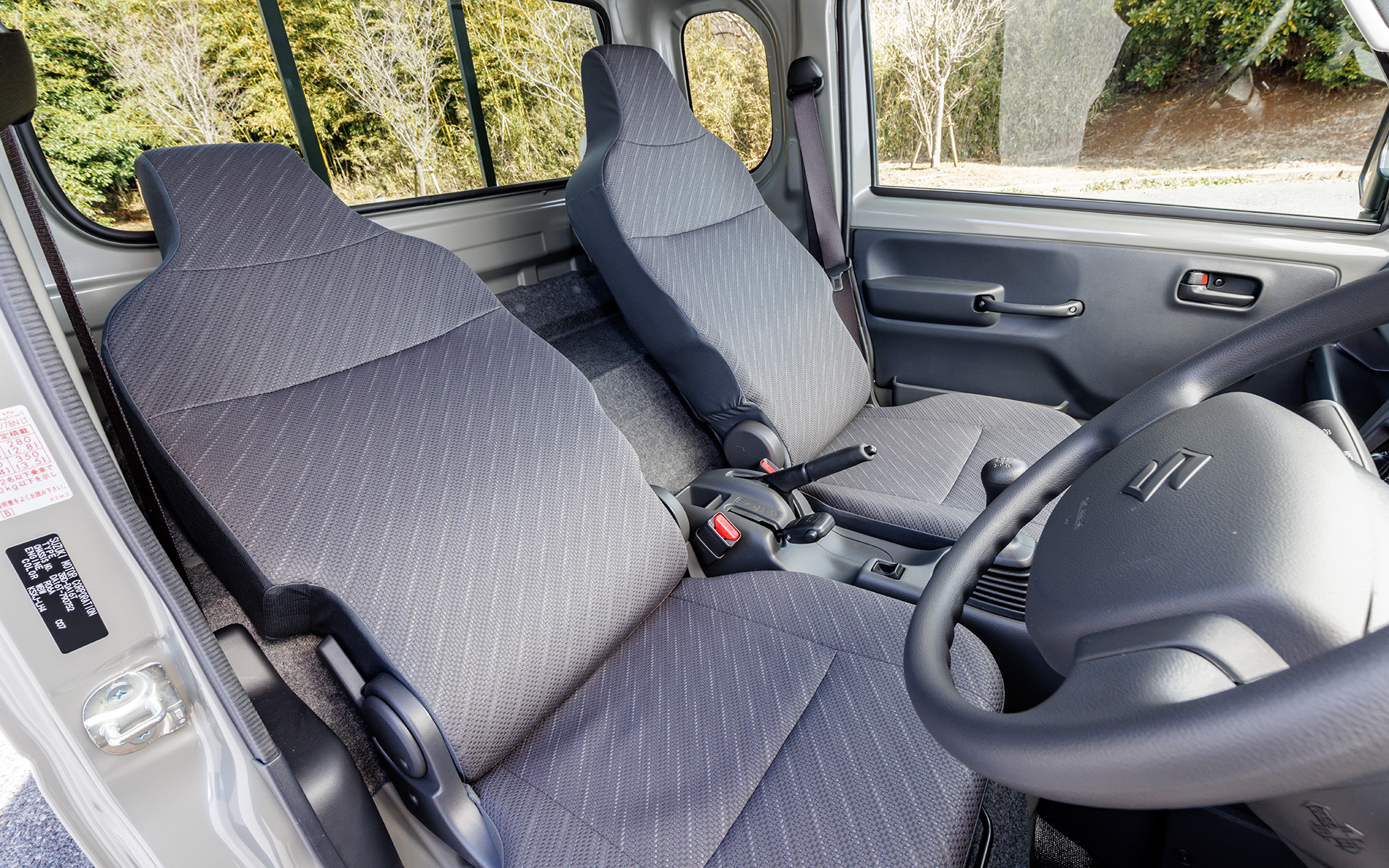 ヘッドレスト一体型のシートは表皮に撥水加工が施される。運転席は180mmのシートスライドや最大40度のリクライニング、助手席は100mmのシートスライドや最大24度のリクライニングが可能