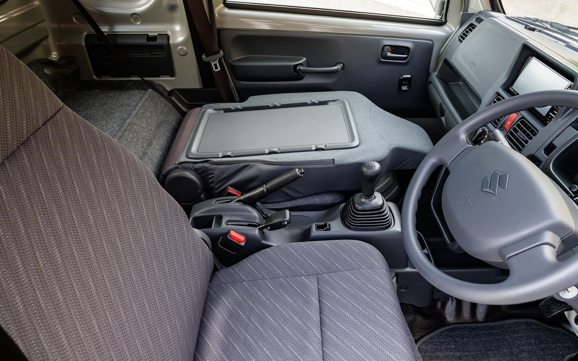 助手席は前倒しすることでテーブルとしても使える