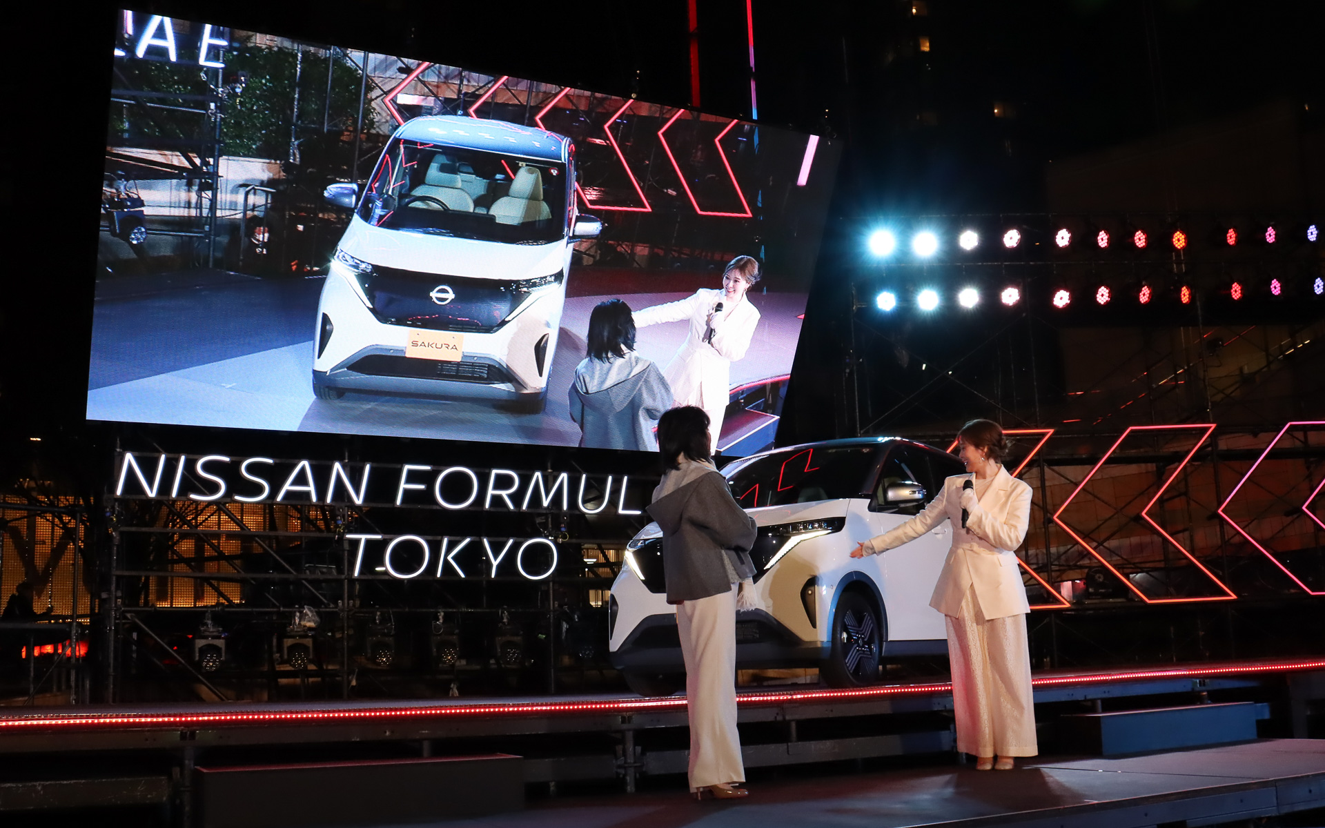 日産の軽BEV「サクラ」の前でトークセッションを行なう星野副社長と白石さん