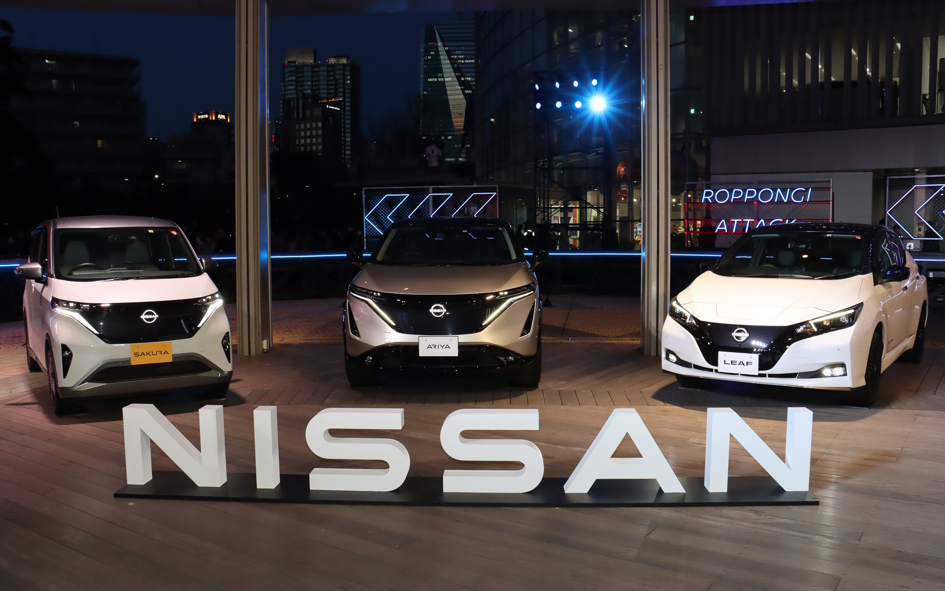 会場には日産の市販BEV3モデルも展示
