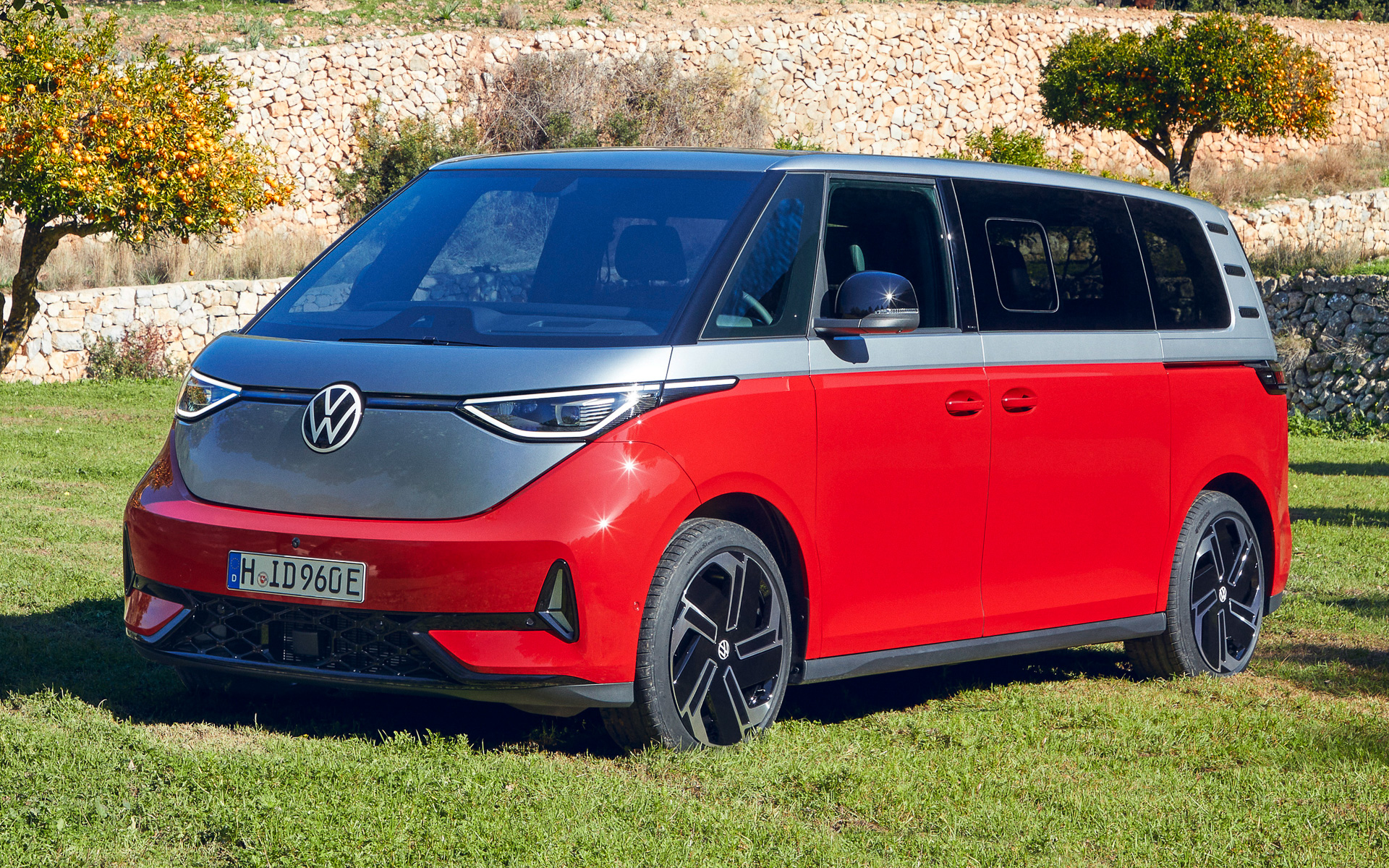 フォルクスワーゲンが四輪駆動の新型バッテリEV「ID.Buzz GTX」を世界初公開した