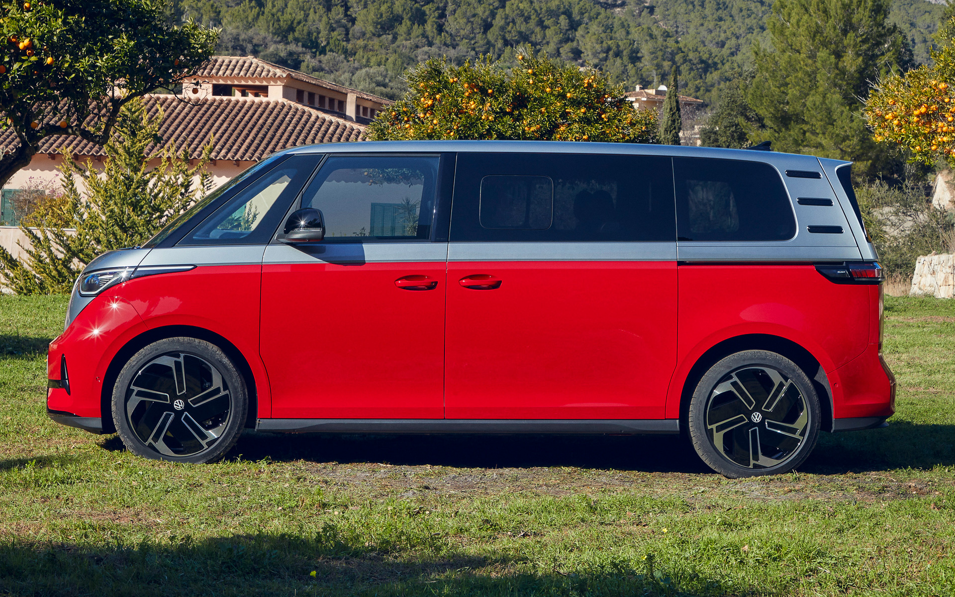 新型バッテリEVバン「ID. Buzz GTX」