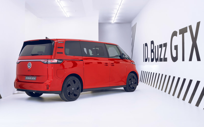 フォルクスワーゲン、四輪駆動の新型バッテリEV「ID.Buzz GTX」世界初