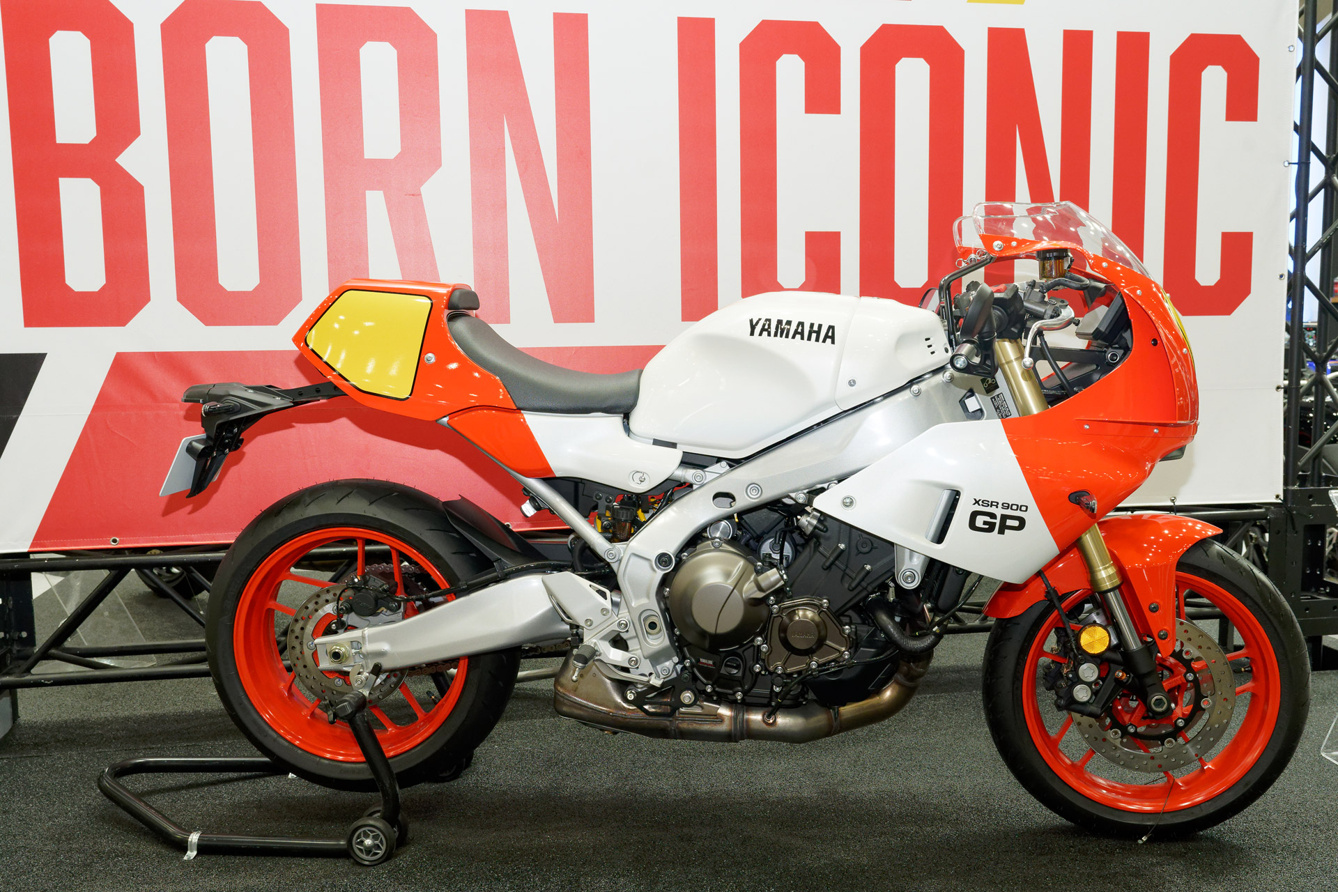 1980年代のレースシーンやバイクブームを思い起こさせる市販予定車「XSR900 GP」