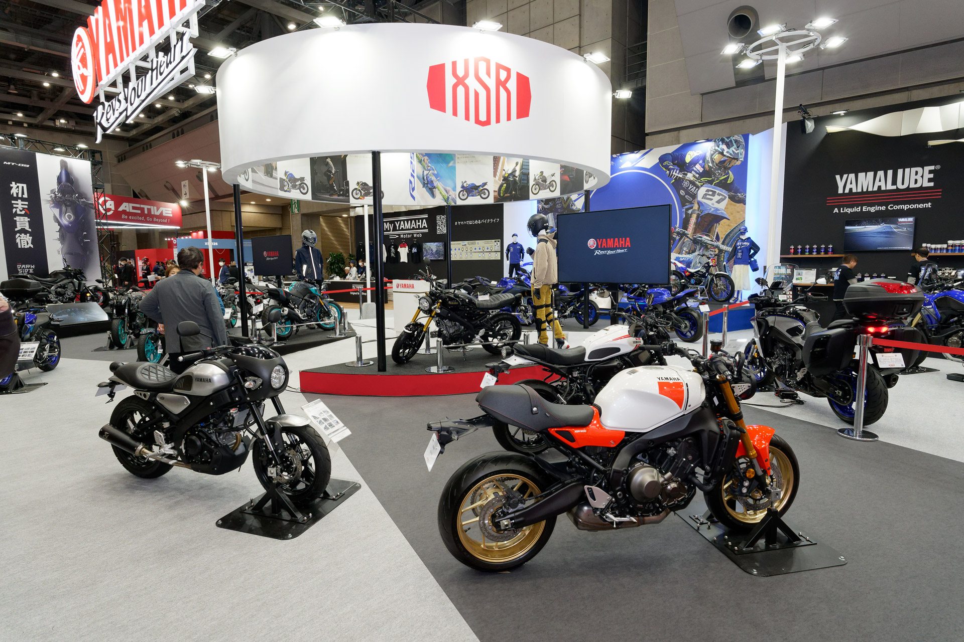 やぐらに見立てたオブジェが中央に