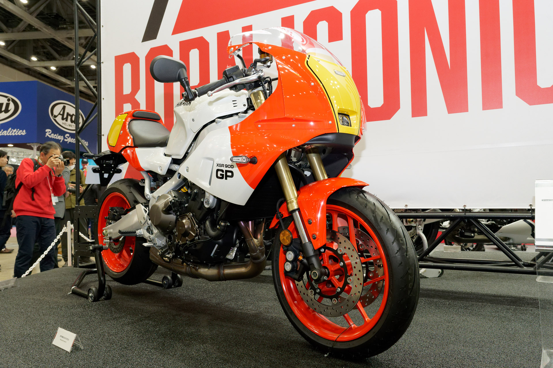 参考出品アクセサリーのシートカウルを装備したXSR900 GP