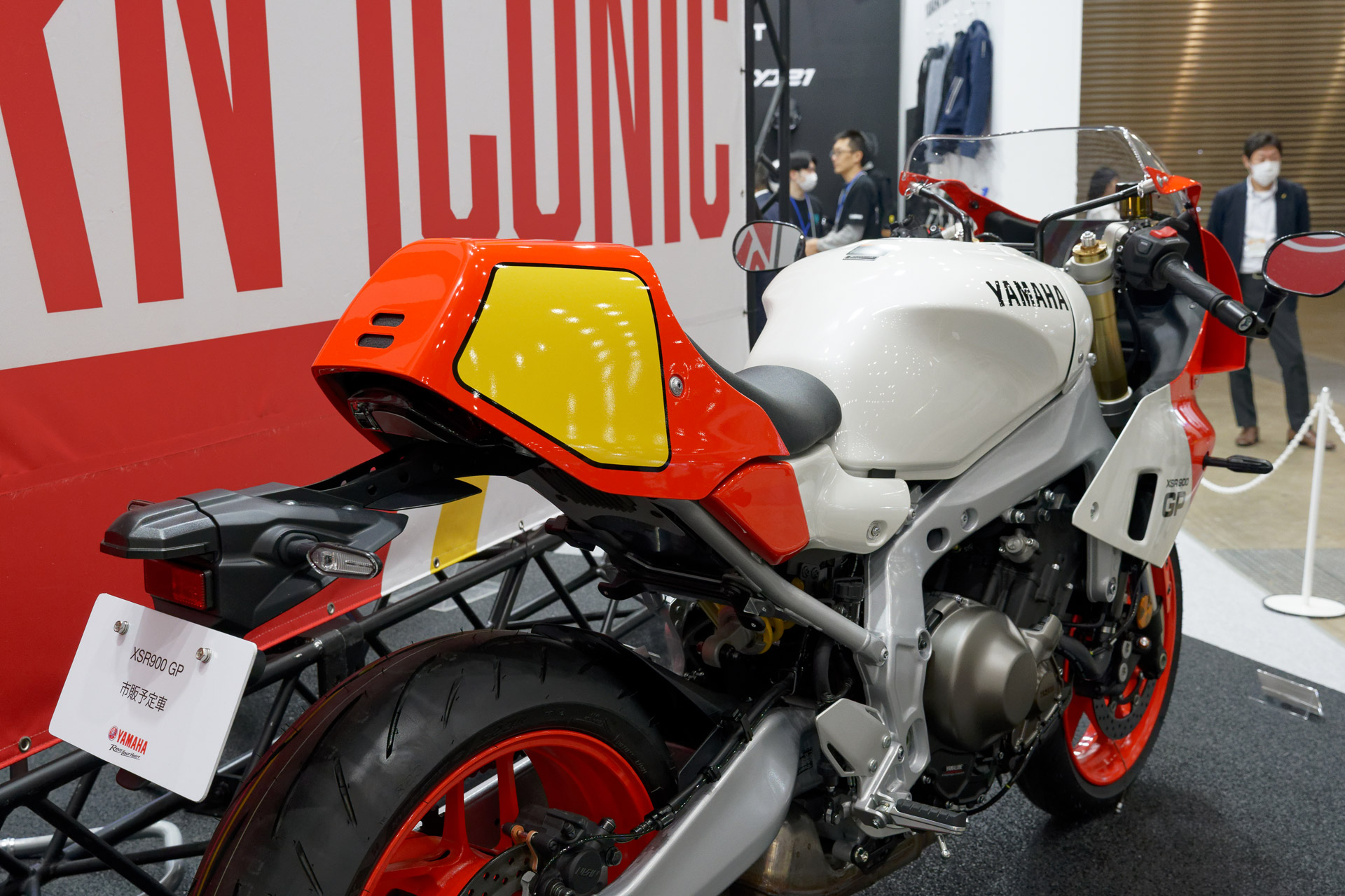 参考出品アクセサリーのシートカウルを装備したXSR900 GP