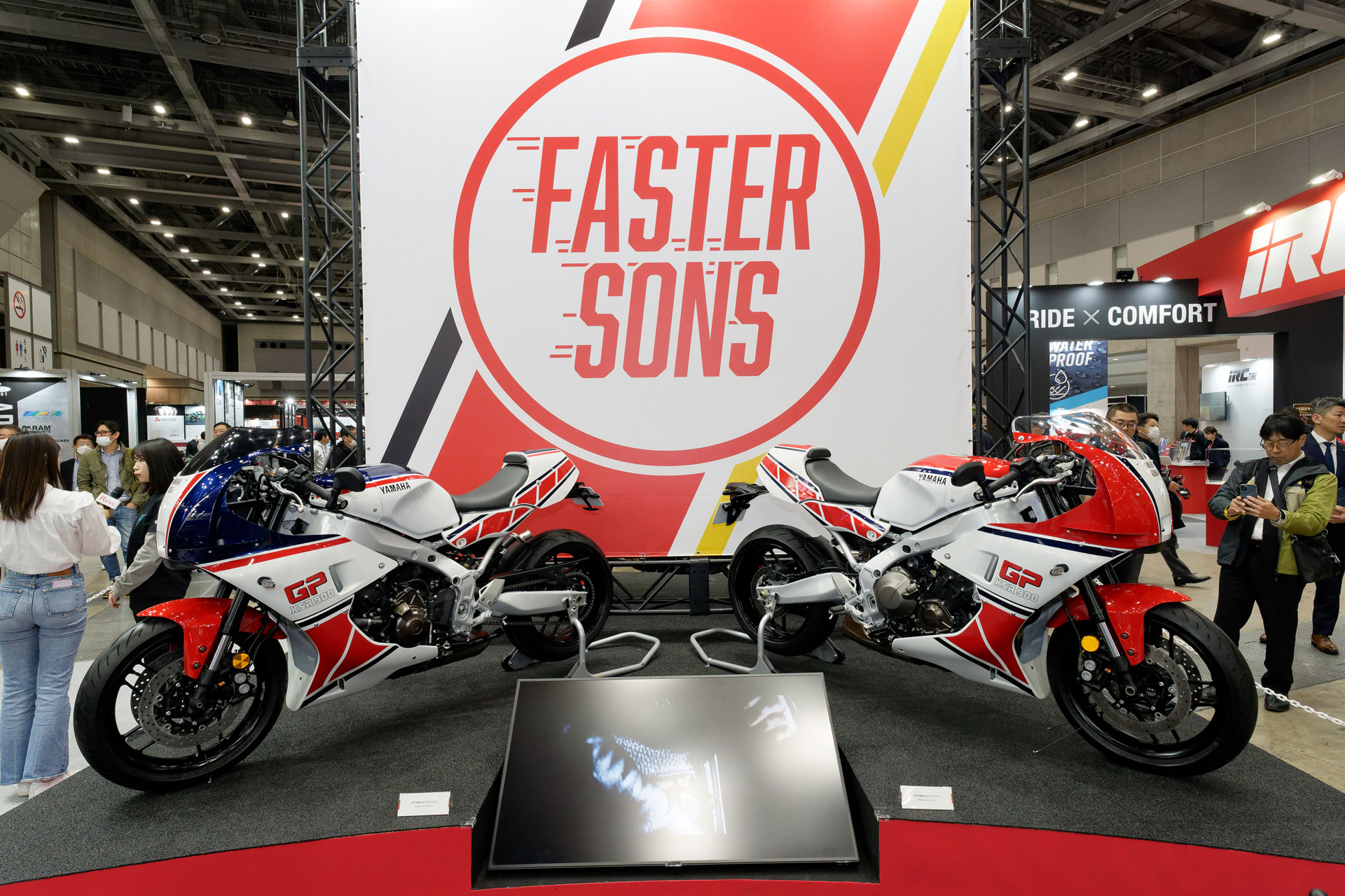 参考出品アクセサリーのアンダーカウルも含むカウルセットを装備したモデル