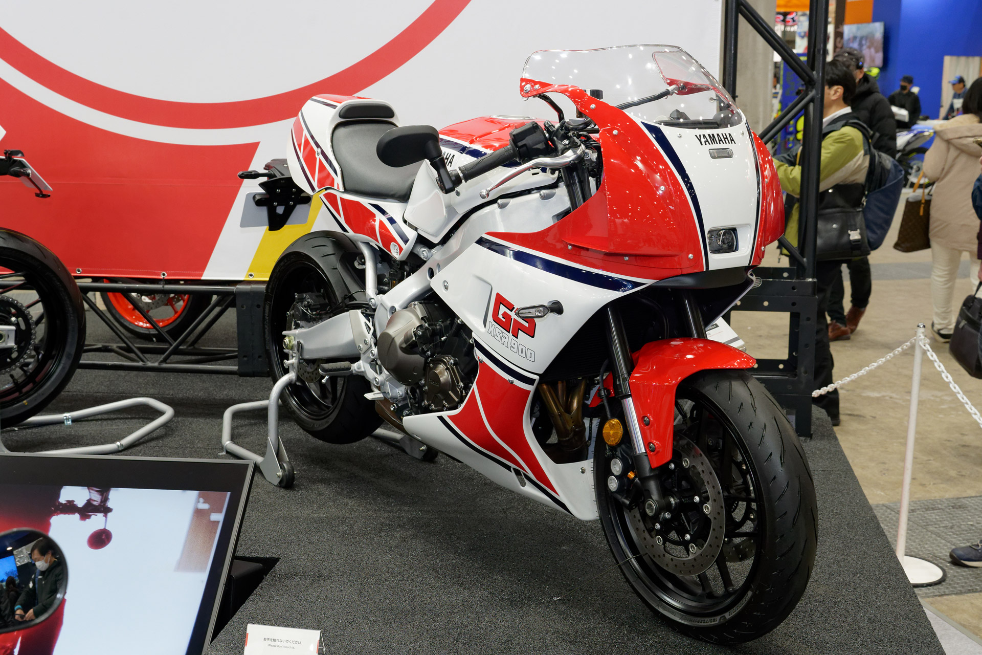 参考出品アクセサリーのアンダーカウルも含むカウルセットを装備したモデル