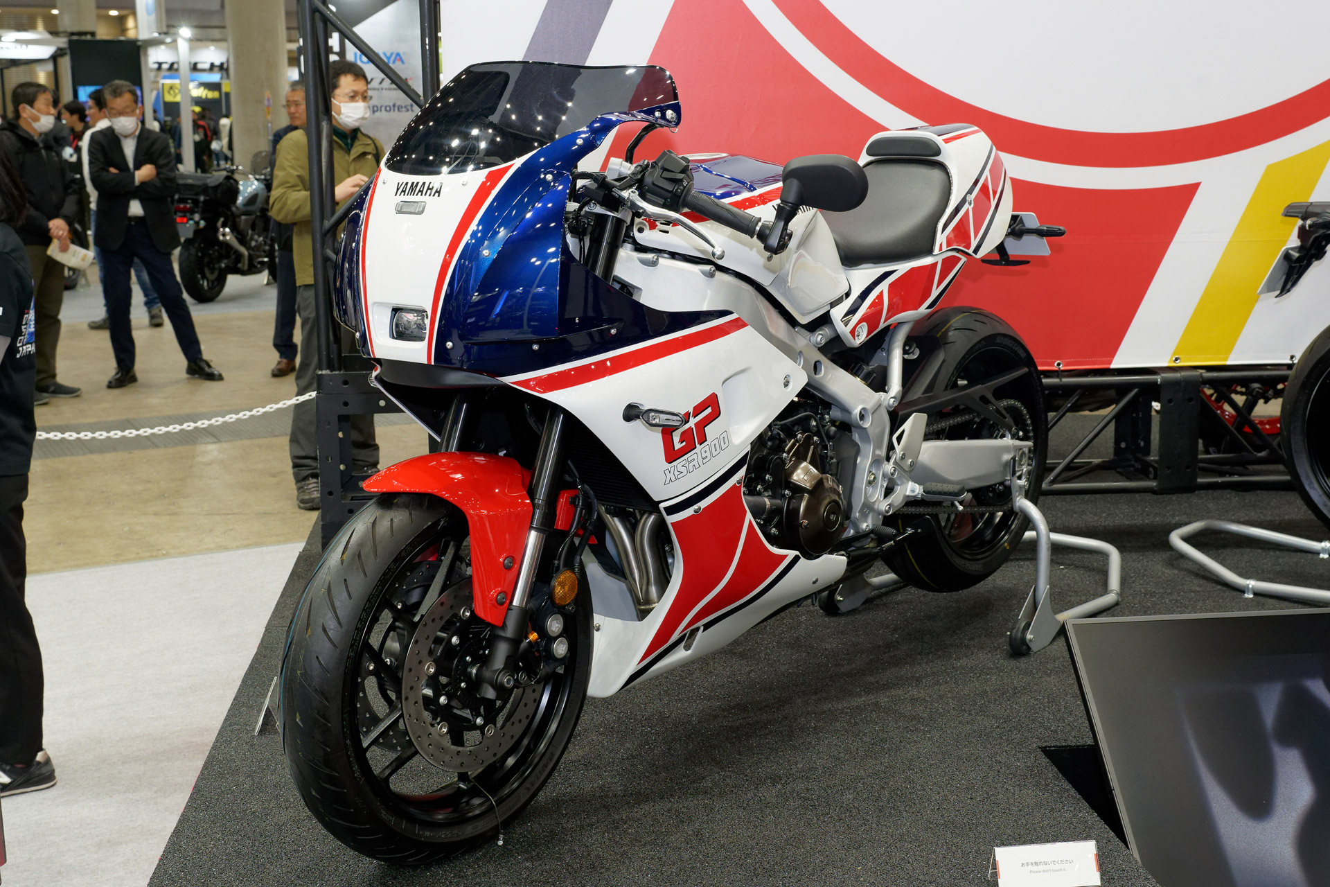 参考出品アクセサリーのアンダーカウルも含むカウルセットを装備したモデル