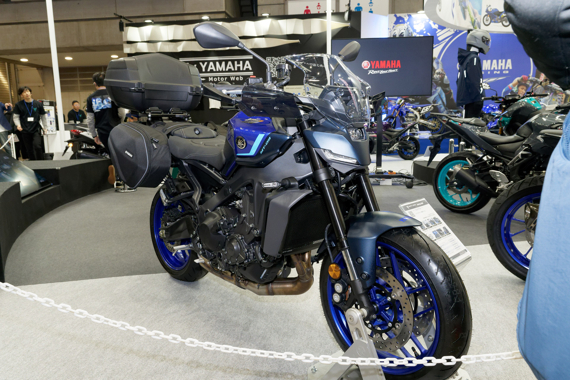 ツアラー風のスタイリングにする各種アクセサリーを装着したMT-09