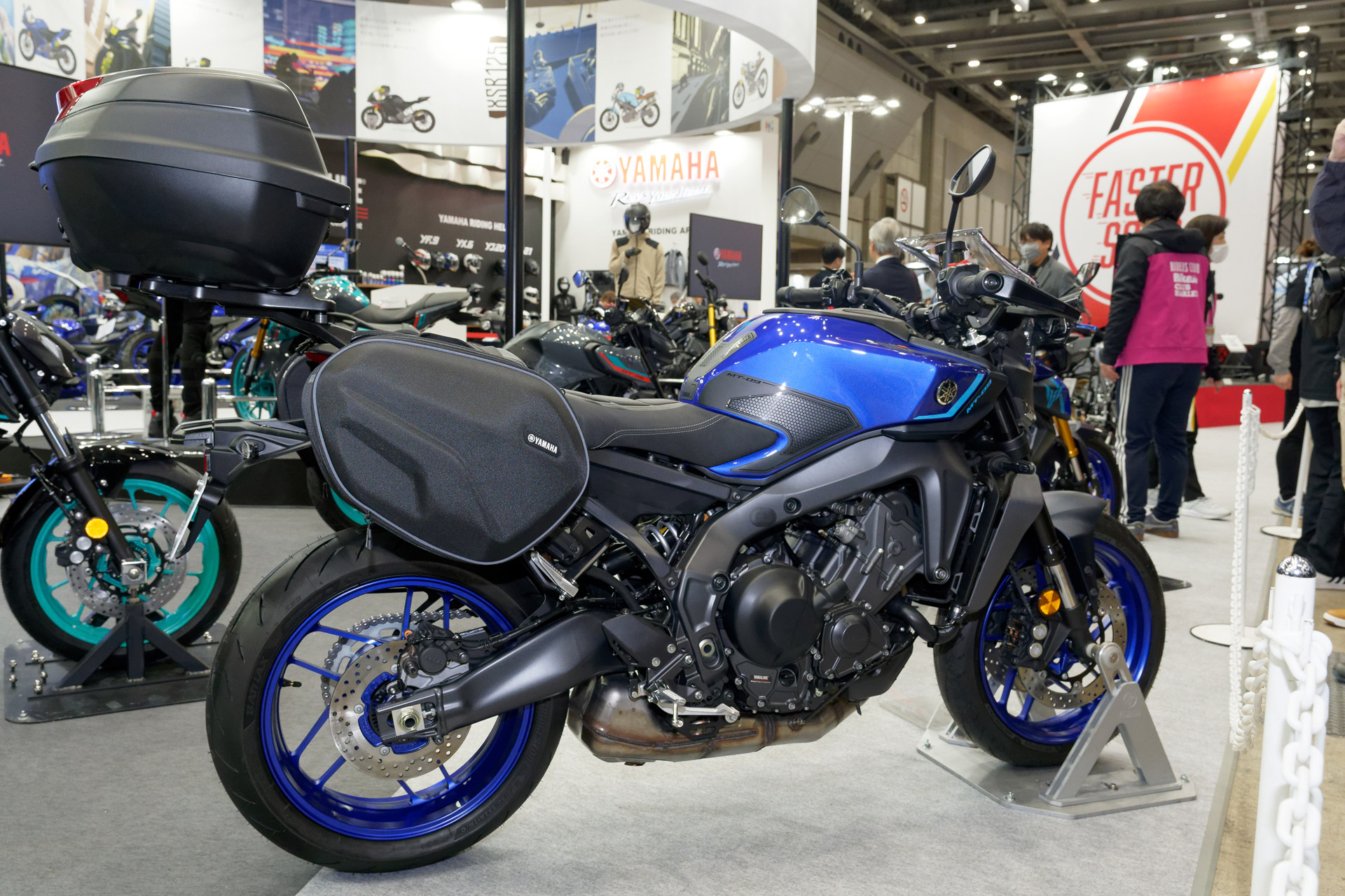 ツアラー風のスタイリングにする各種アクセサリーを装着したMT-09