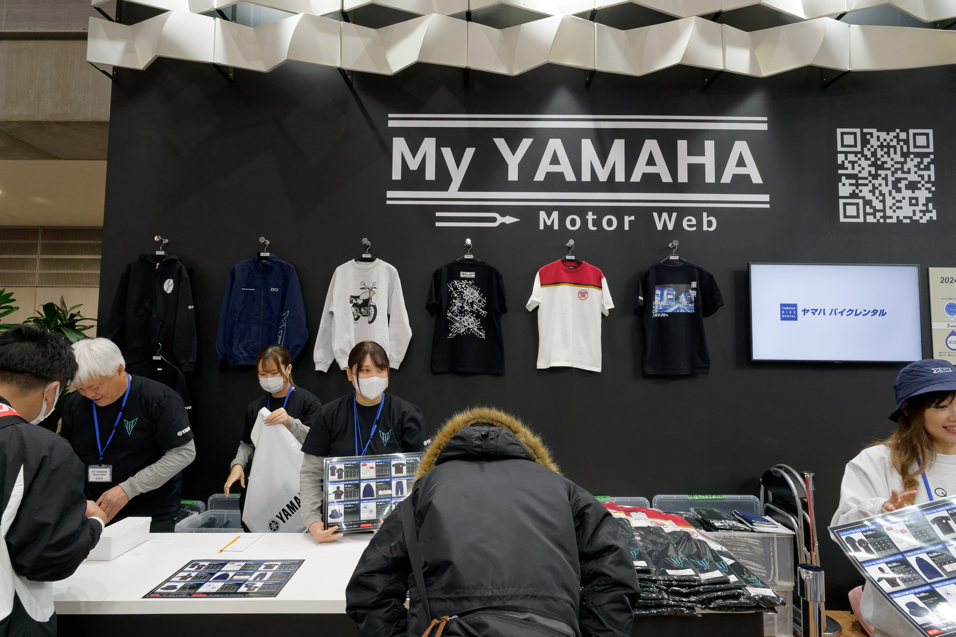 アパレルなどグッズ類の販売も行なっている