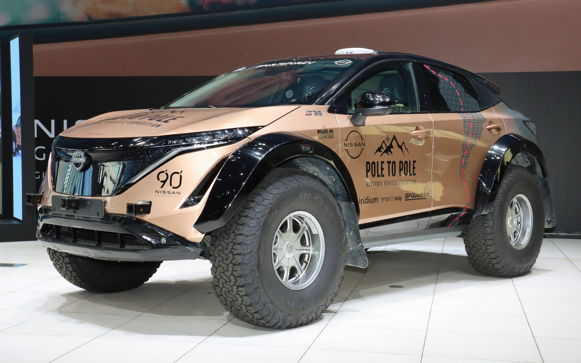 欧州向け仕様の「アリア e-4ORCE B9」をベースに、外径39インチのタイヤや車高アップといった極地走行向けの変更を施したPole to Poleプロジェクト専用車両。旅の途中でジュリー・ラムゼイ氏が、スペイン語で「笑う」という意味を持つ「RISA（リサ）」という名前を与えたという