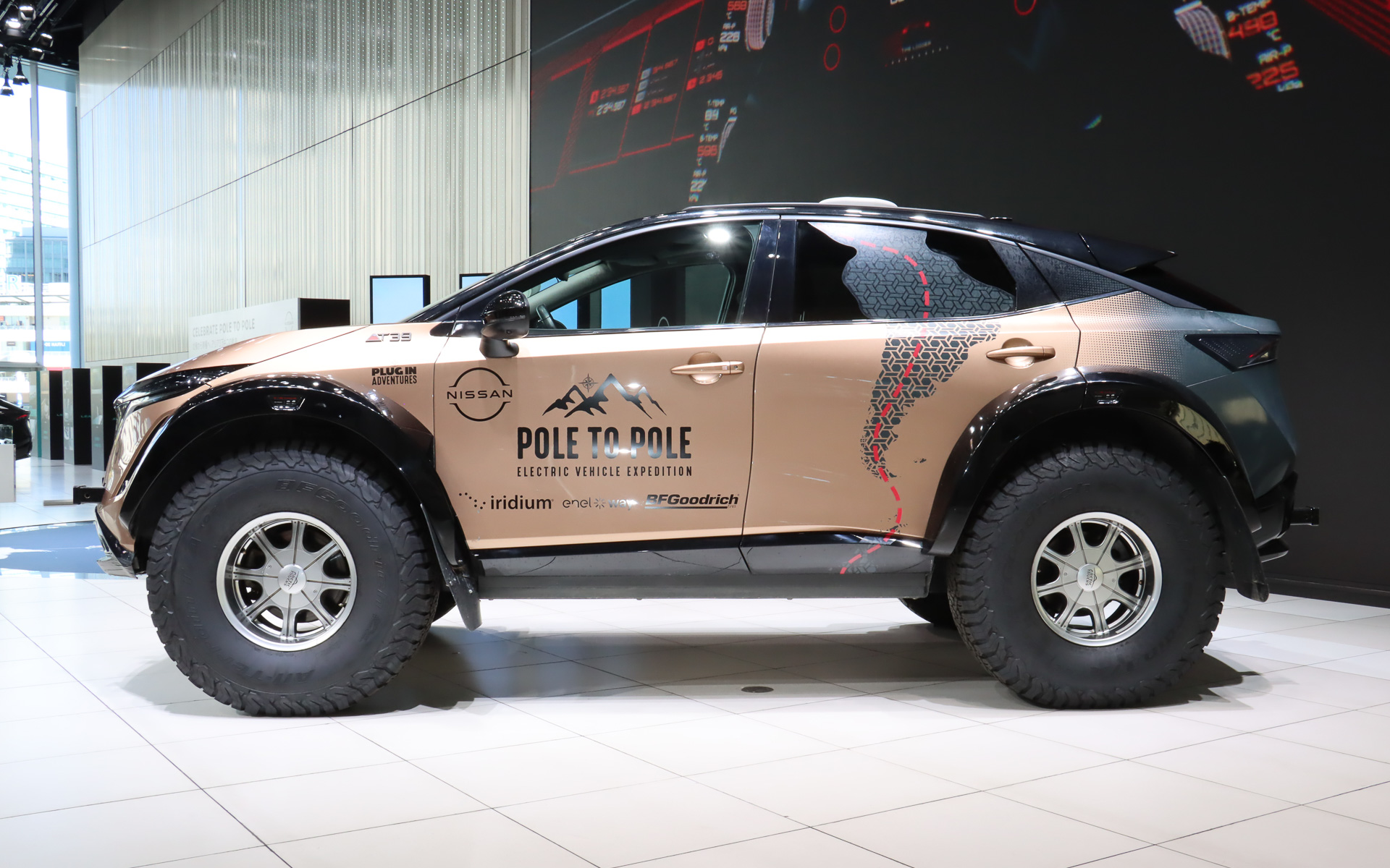 欧州向け仕様の「アリア e-4ORCE B9」をベースに、外径39インチのタイヤや車高アップといった極地走行向けの変更を施したPole to Poleプロジェクト専用車両。旅の途中でジュリー・ラムゼイ氏が、スペイン語で「笑う」という意味を持つ「RISA（リサ）」という名前を与えたという