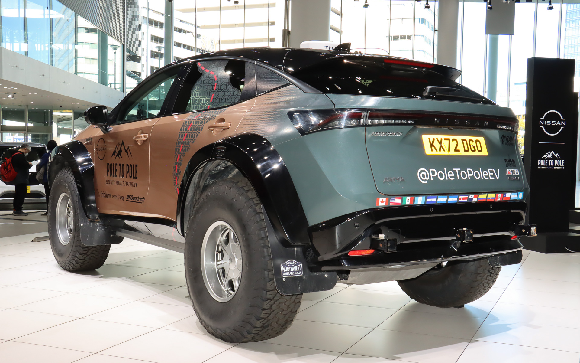 欧州向け仕様の「アリア e-4ORCE B9」をベースに、外径39インチのタイヤや車高アップといった極地走行向けの変更を施したPole to Poleプロジェクト専用車両。旅の途中でジュリー・ラムゼイ氏が、スペイン語で「笑う」という意味を持つ「RISA（リサ）」という名前を与えたという