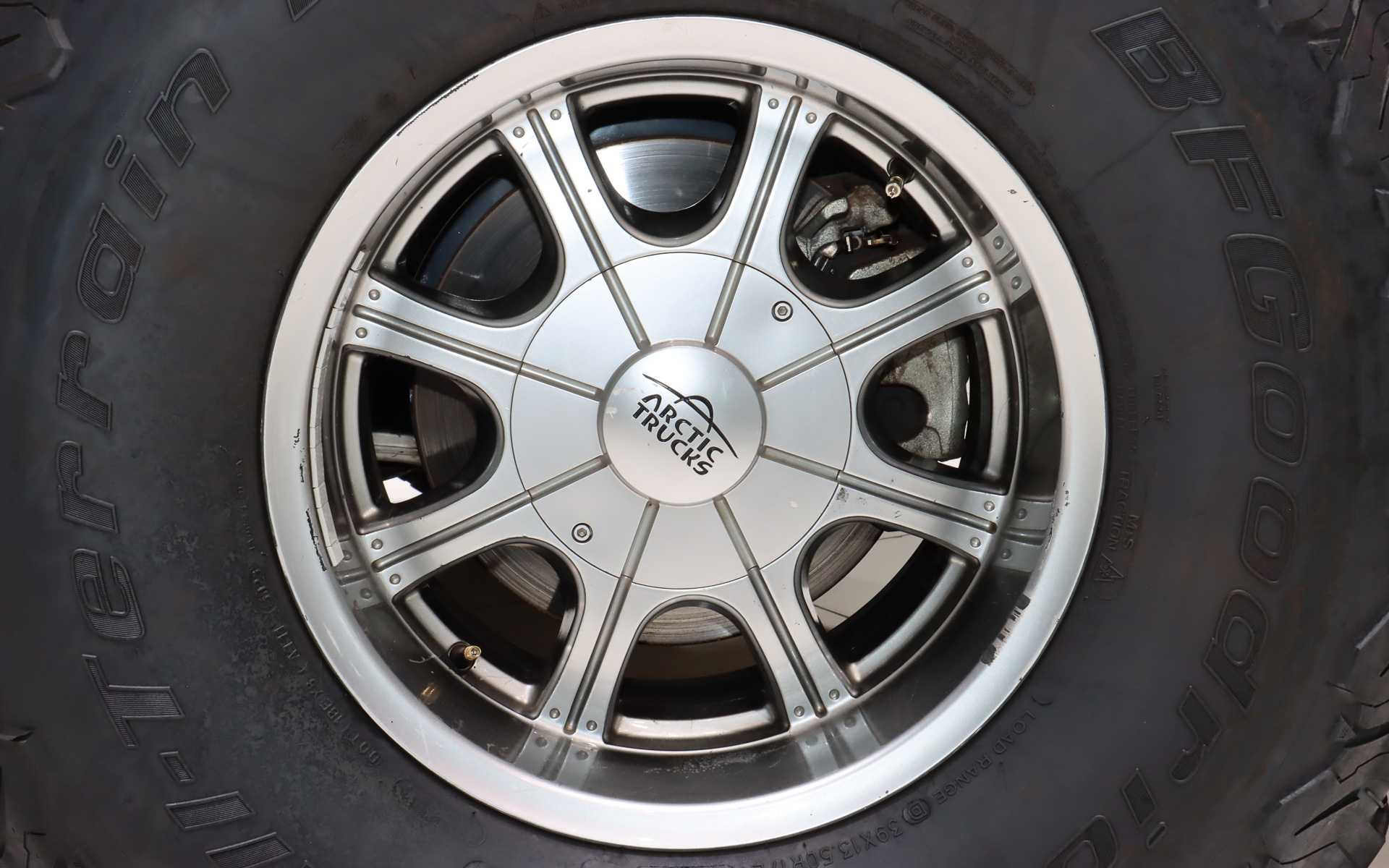 装着する専用ホイールには、通常のエアバルブに加えて内部の空気を一気に排出できる特殊なバルブを設置。通常走行の空気圧は32PSIと指定されているが、南極などにある摩擦係数が極端に低い氷上では空気圧を10PSIから最低4PSIまで下げて走破した