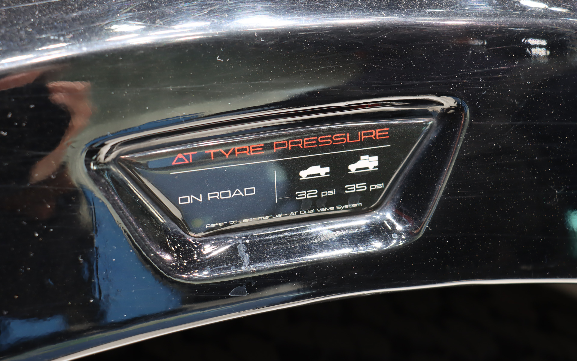 装着する専用ホイールには、通常のエアバルブに加えて内部の空気を一気に排出できる特殊なバルブを設置。通常走行の空気圧は32PSIと指定されているが、南極などにある摩擦係数が極端に低い氷上では空気圧を10PSIから最低4PSIまで下げて走破した