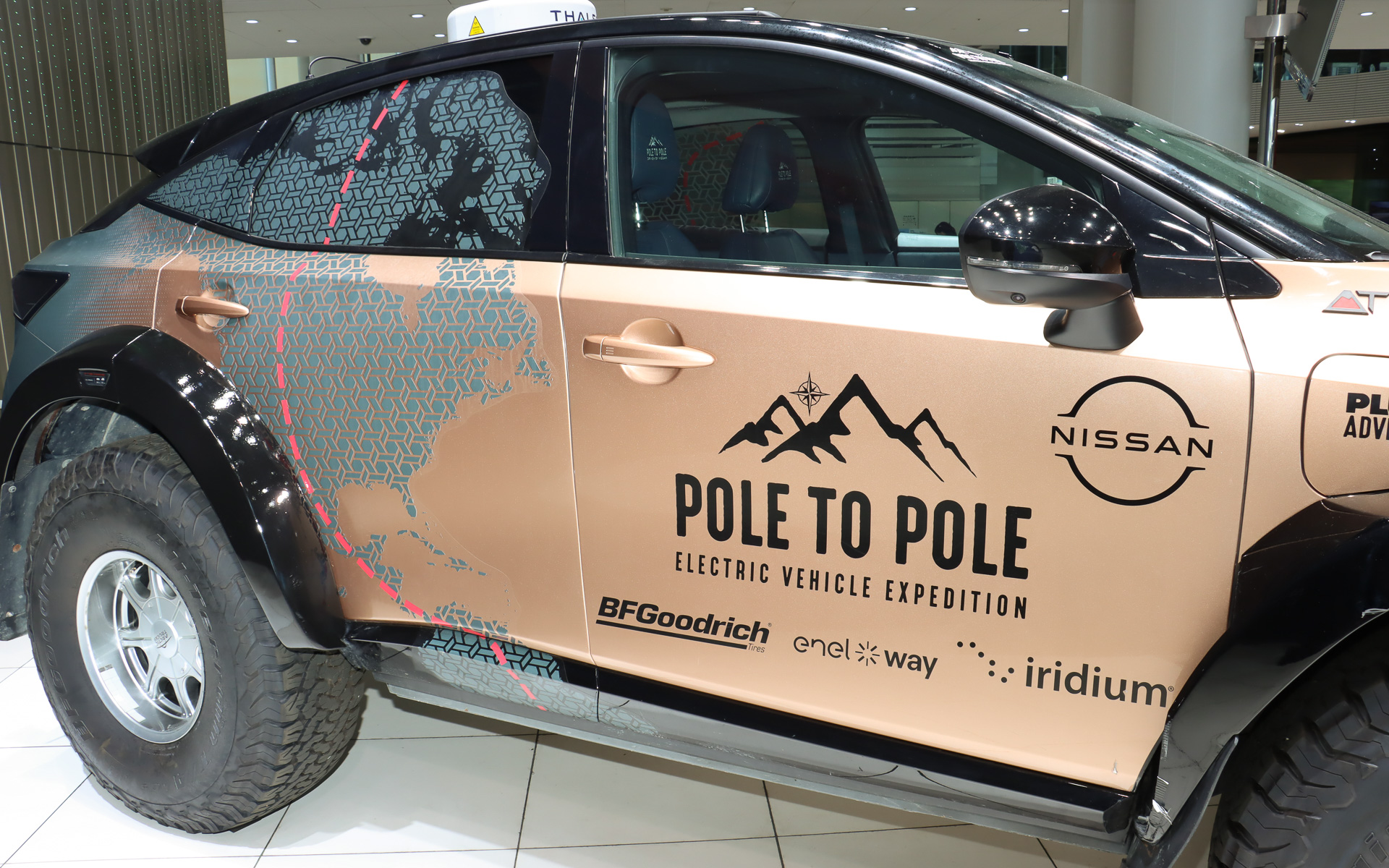 ボディの側面に旅の予定コースを地図で示したグラフィックを設定。多くの国を経由した今回の旅では言葉が通じない人とコミュニケーションする機会も多く、見ただけで分かるような工夫も重要だったとのこと