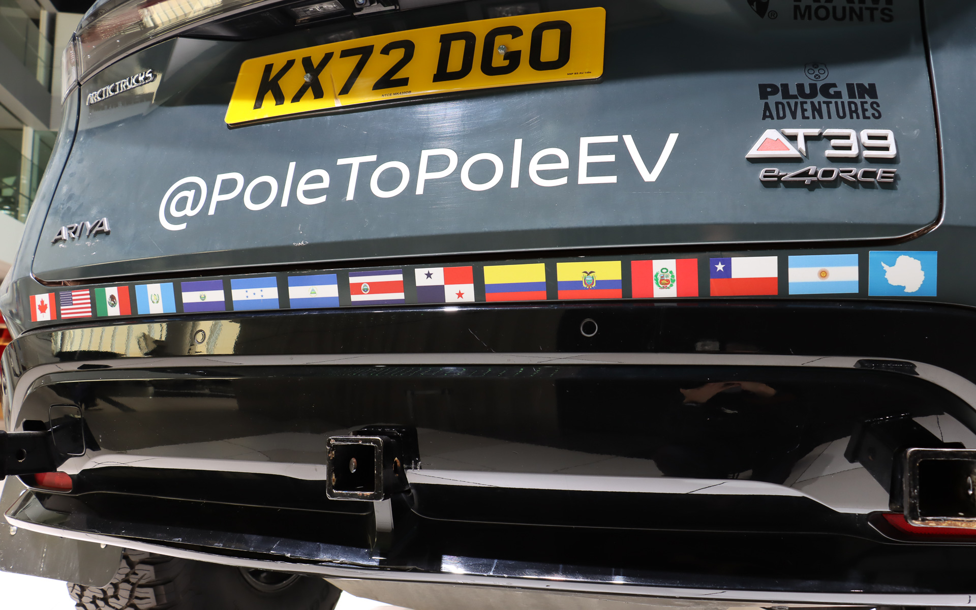 1823年時点での北磁極であるカナダからスタートした旅で、経由した15の国と地域の旗を入国した順番でリアバンパーに表示