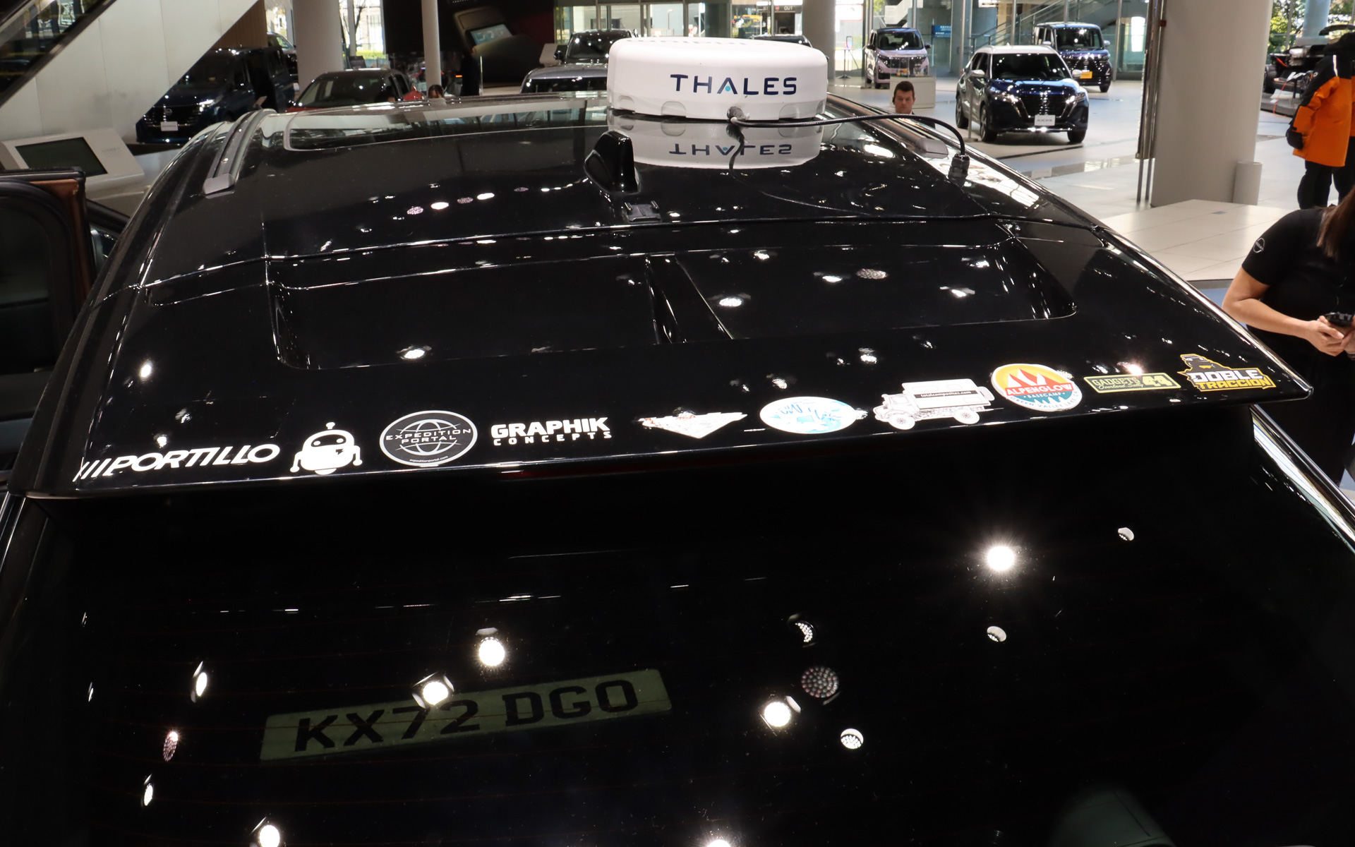 ルーフエンドスポイラーには旅の途中でお世話になった人を示すステッカーを貼っている