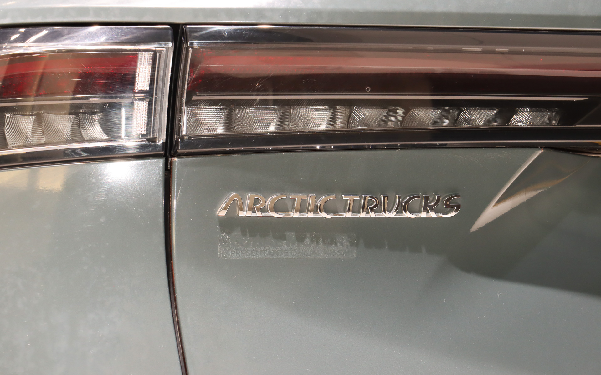 アリアの改造に協力した極地探検車両のスペシャルメーカー「アークティック・トラックス」のバッヂをリアハッチに装着