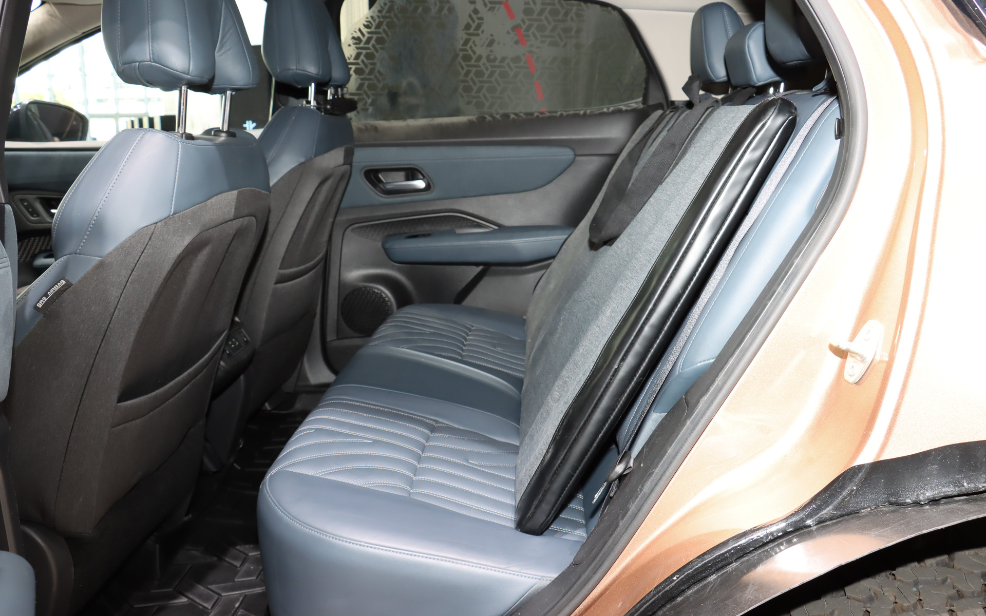 リアシートには発電用のソーラーパネルをケースに入れて固定