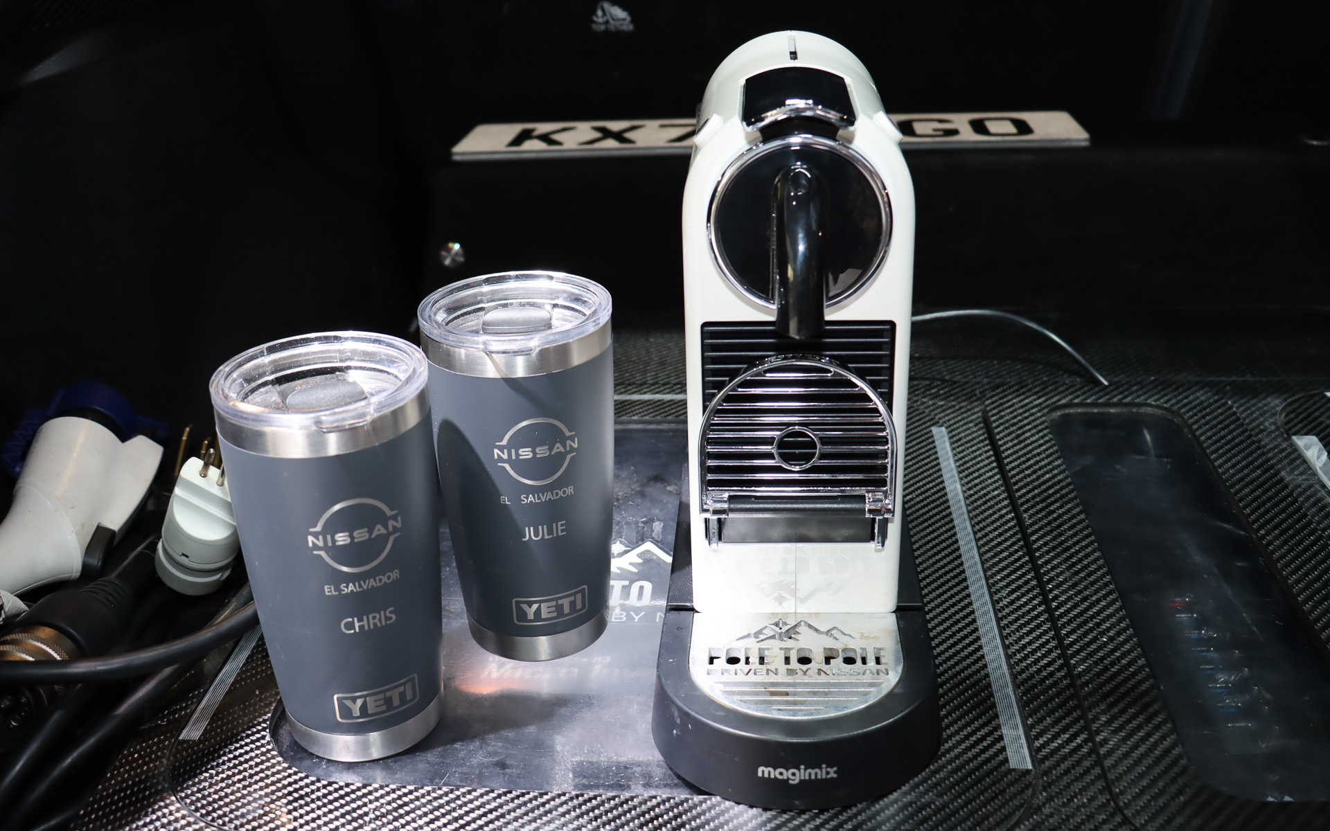 クリス・ラムゼイ氏が「私にとって一番重要だった装備品」と紹介するエスプレッソマシン。夫妻の名前が入ったタンブラーも用意されていた