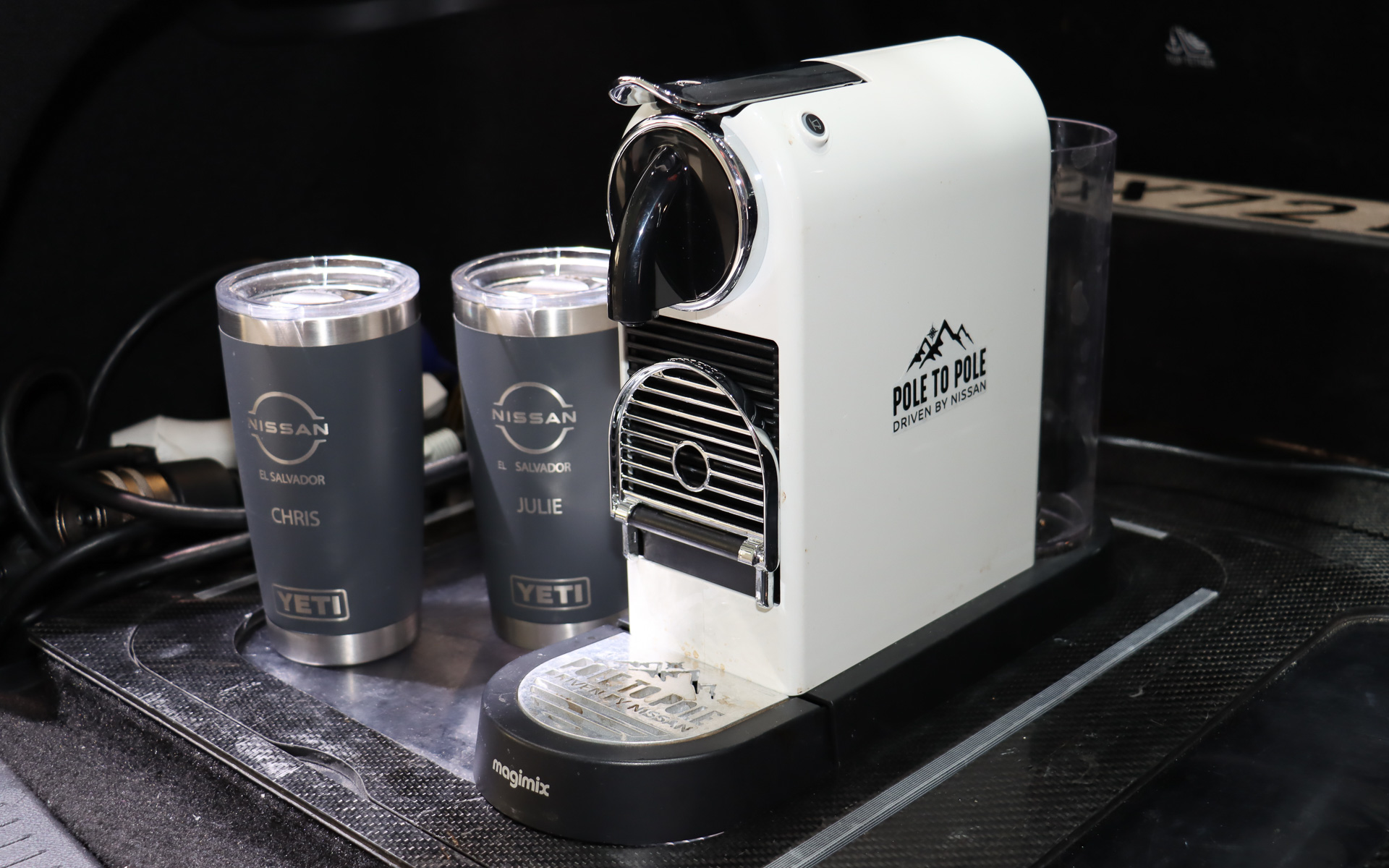 クリス・ラムゼイ氏が「私にとって一番重要だった装備品」と紹介するエスプレッソマシン。夫妻の名前が入ったタンブラーも用意されていた