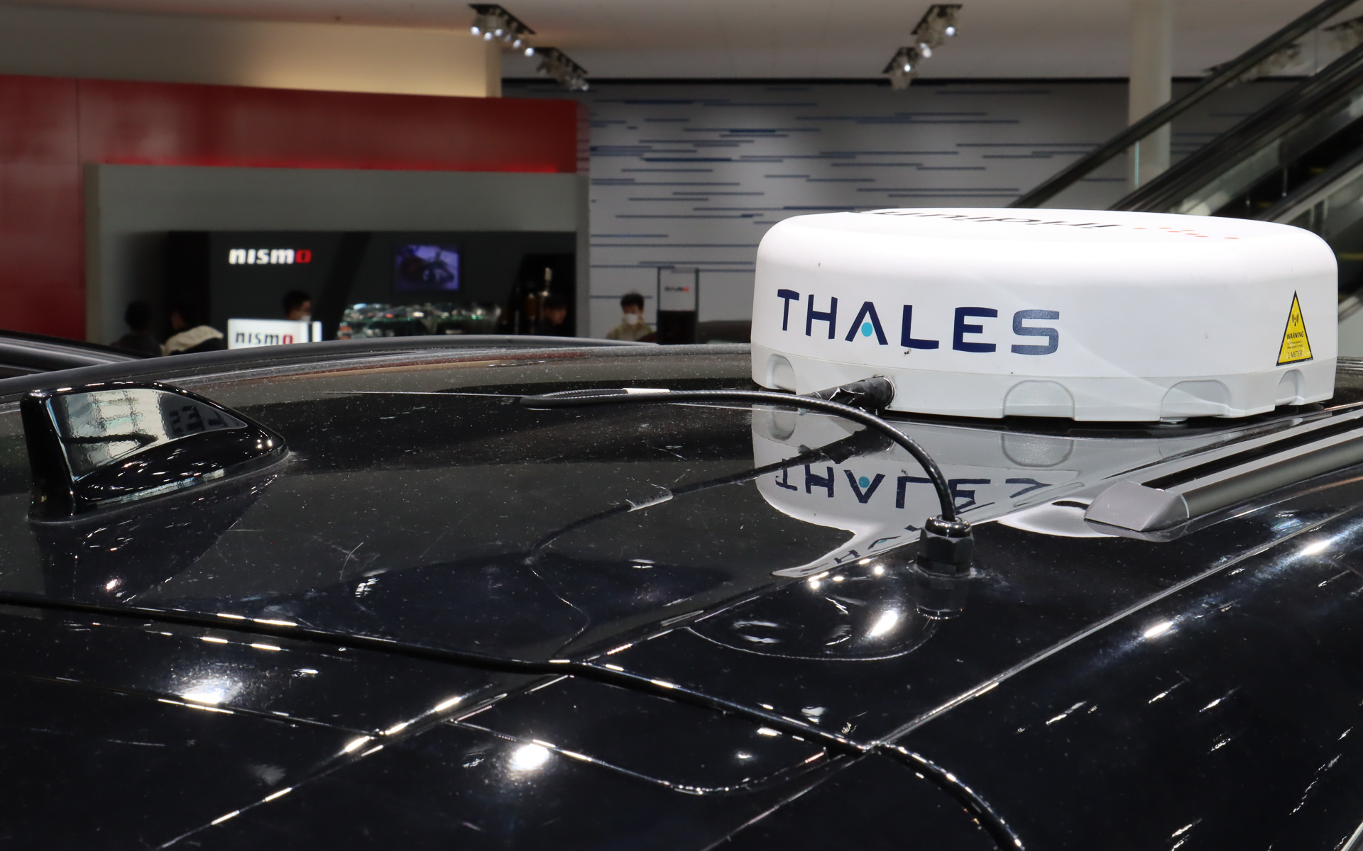 仏タレス製のアンテナを使ってイリジウム衛星と通信。ラゲッジスペース右側面に固定されたルーターを使って車内にWi-Fi環境を提供する