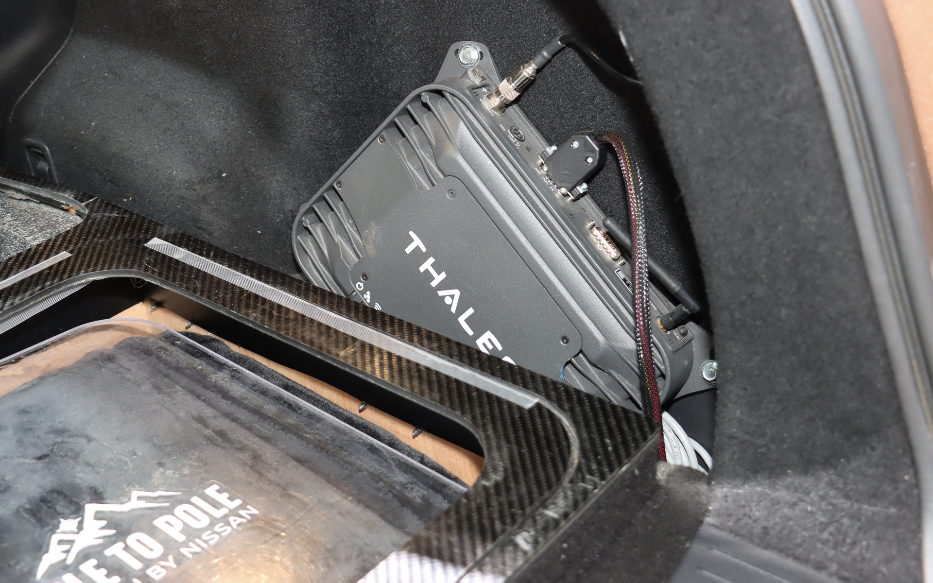 仏タレス製のアンテナを使ってイリジウム衛星と通信。ラゲッジスペース右側面に固定されたルーターを使って車内にWi-Fi環境を提供する