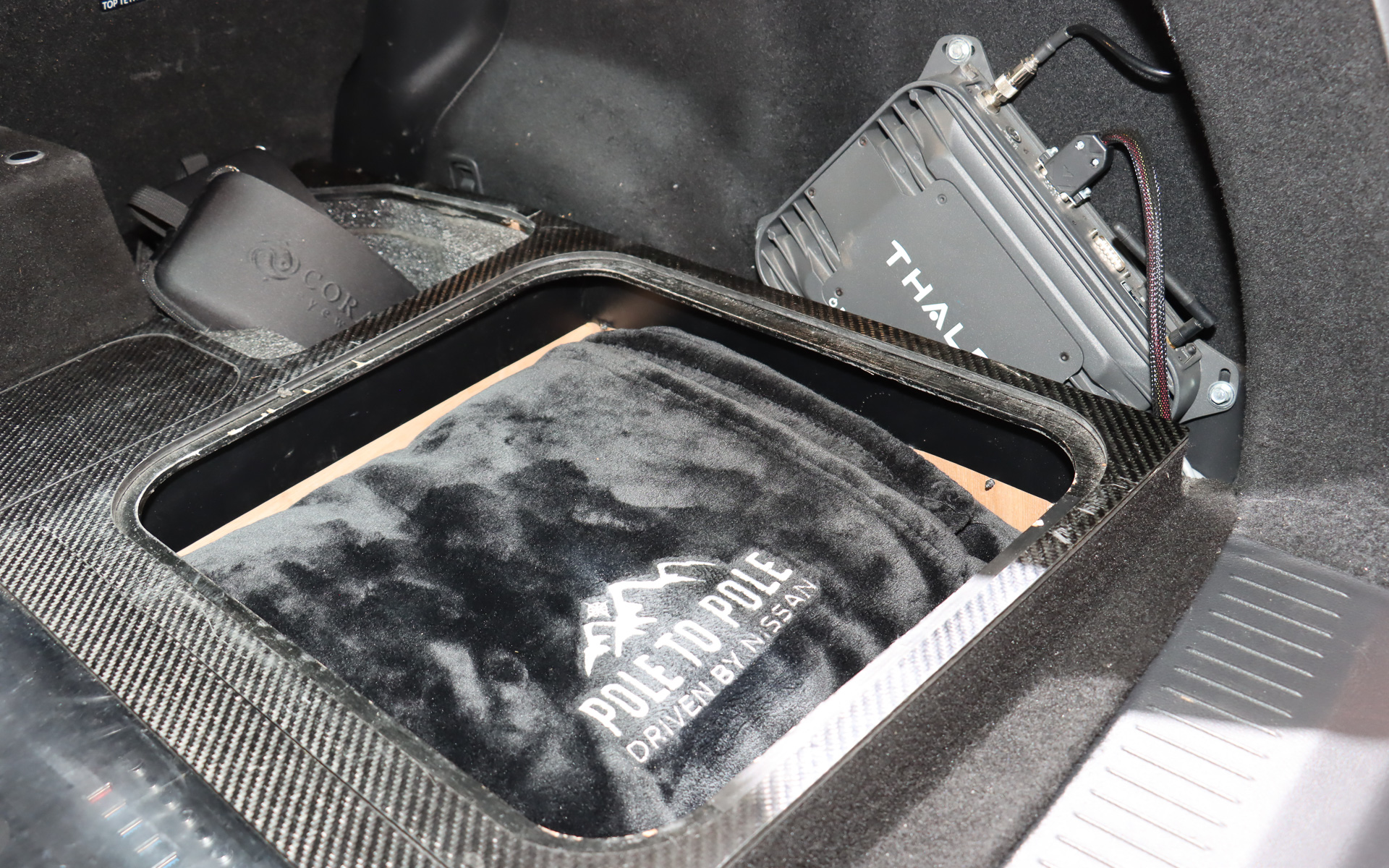 ラゲッジスペースにはロゴ入りのブランケットも用意。もともとはクリアパネルのリッドも設置されていたが、走行中の衝撃で外れてしまったとのこと