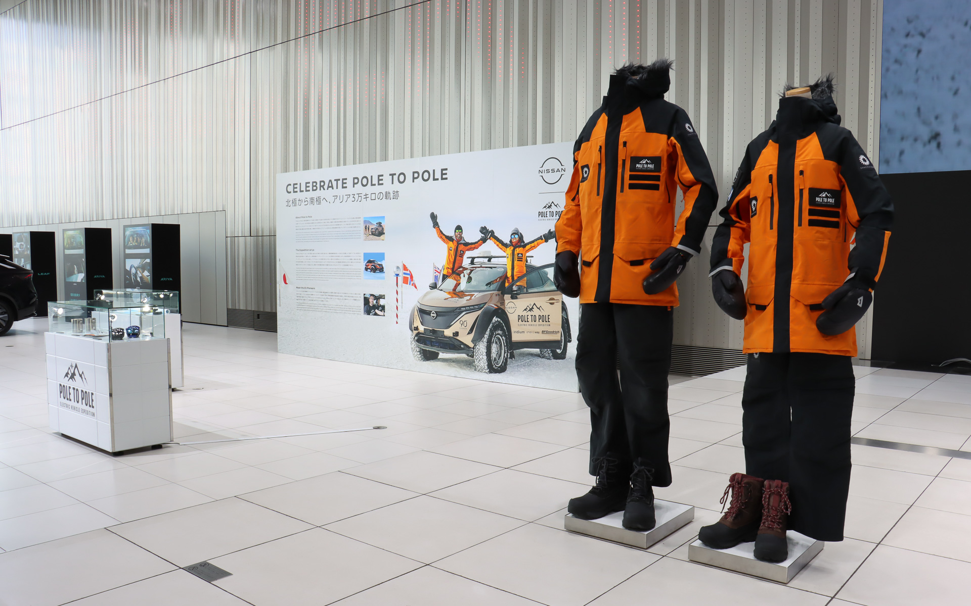 39インチタイヤを装着したアリア以外にも、ラムゼイ夫妻が使用したアイテムなどを日産グローバル本社ギャラリーで展示している