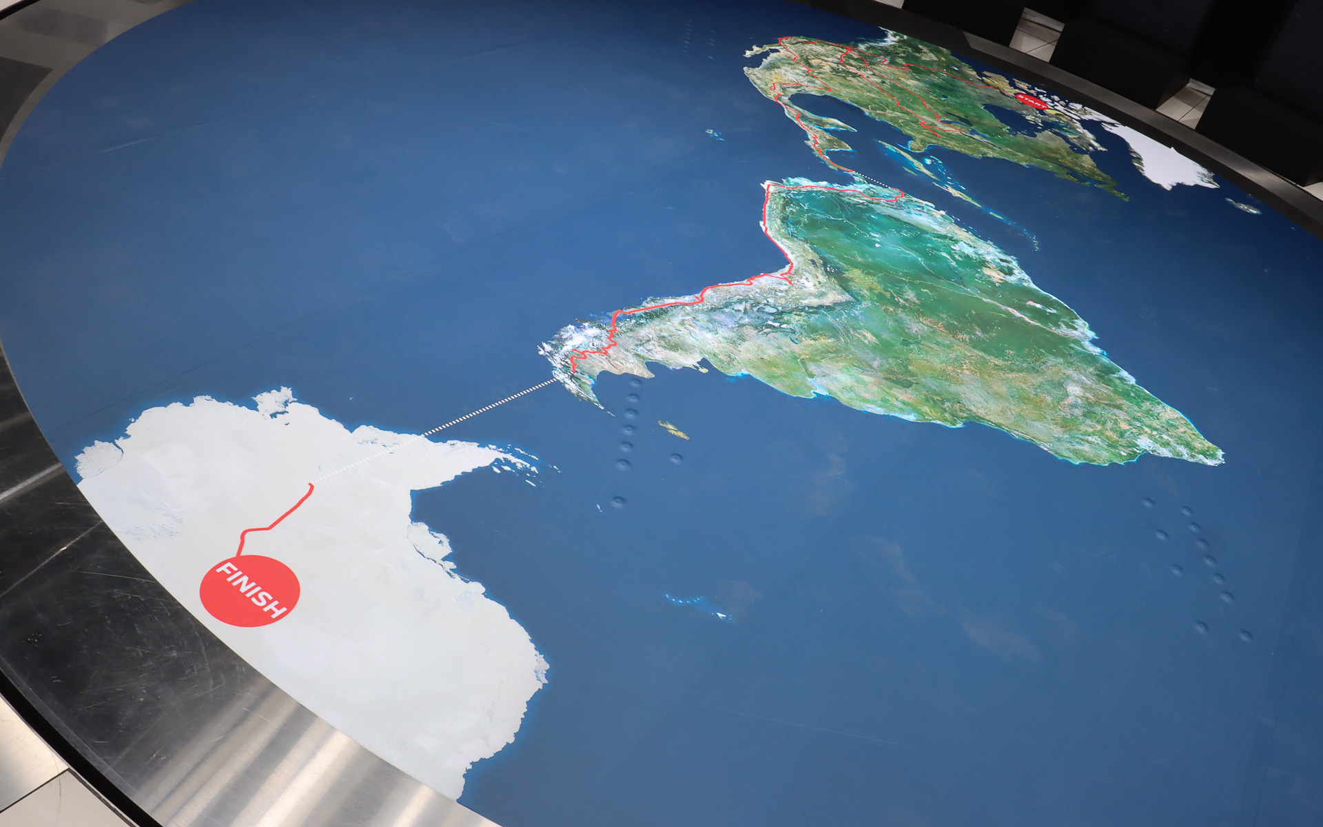 ステージ上のターンテーブルにはPole to Poleプロジェクトの走行軌跡を地図表示