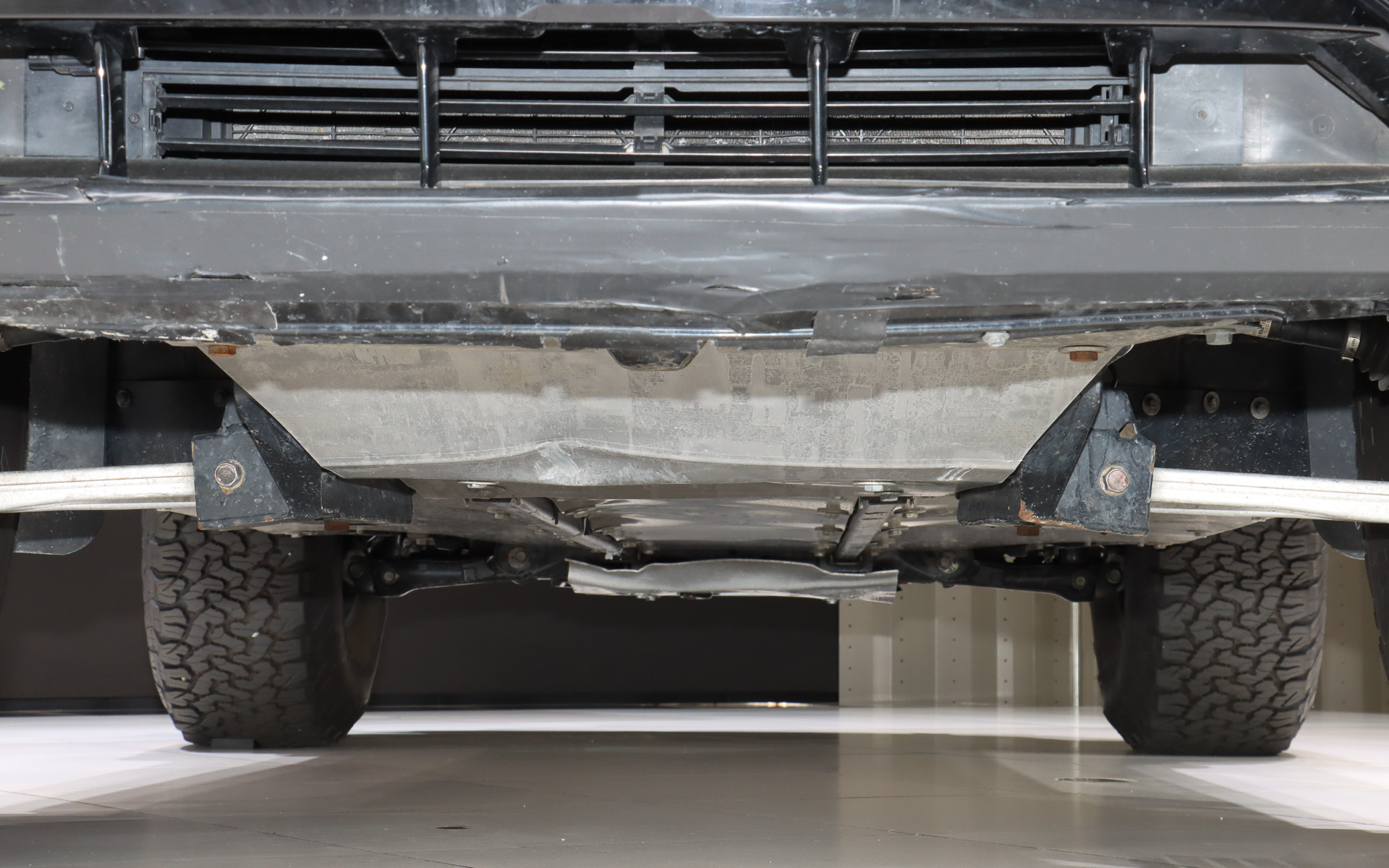 ステージ上に展示されたアリアの実車には10か月に渡る旅で負ったダメージが生々しく刻まれている