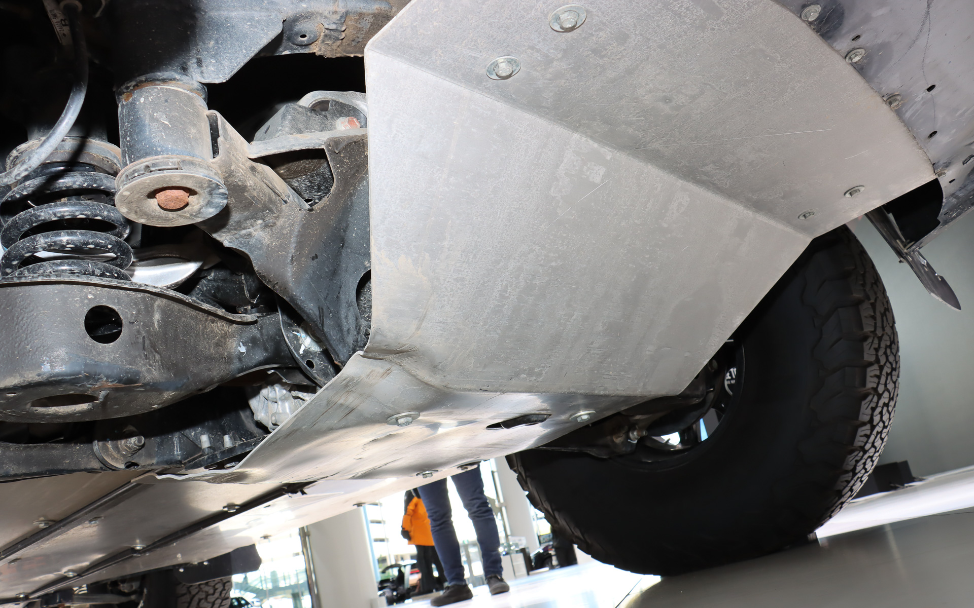 ステージ上に展示されたアリアの実車には10か月に渡る旅で負ったダメージが生々しく刻まれている