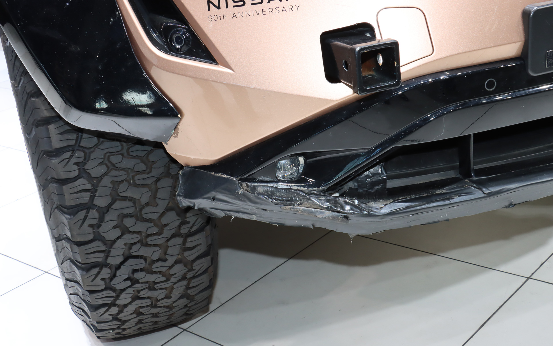 ステージ上に展示されたアリアの実車には10か月に渡る旅で負ったダメージが生々しく刻まれている