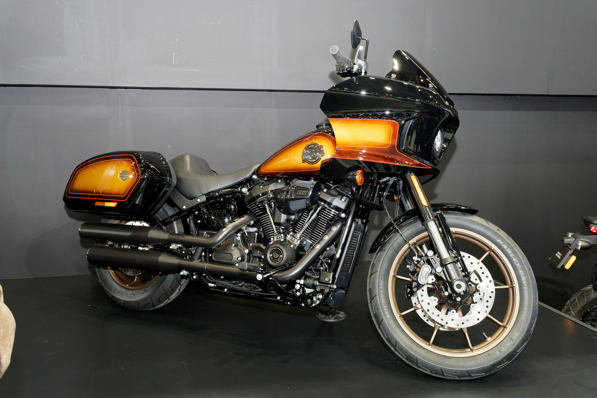 2024 ENTHUSIAST COLLECTIONからは、特徴的な「タバコフェード」カラーの「LOW RIDER ST」