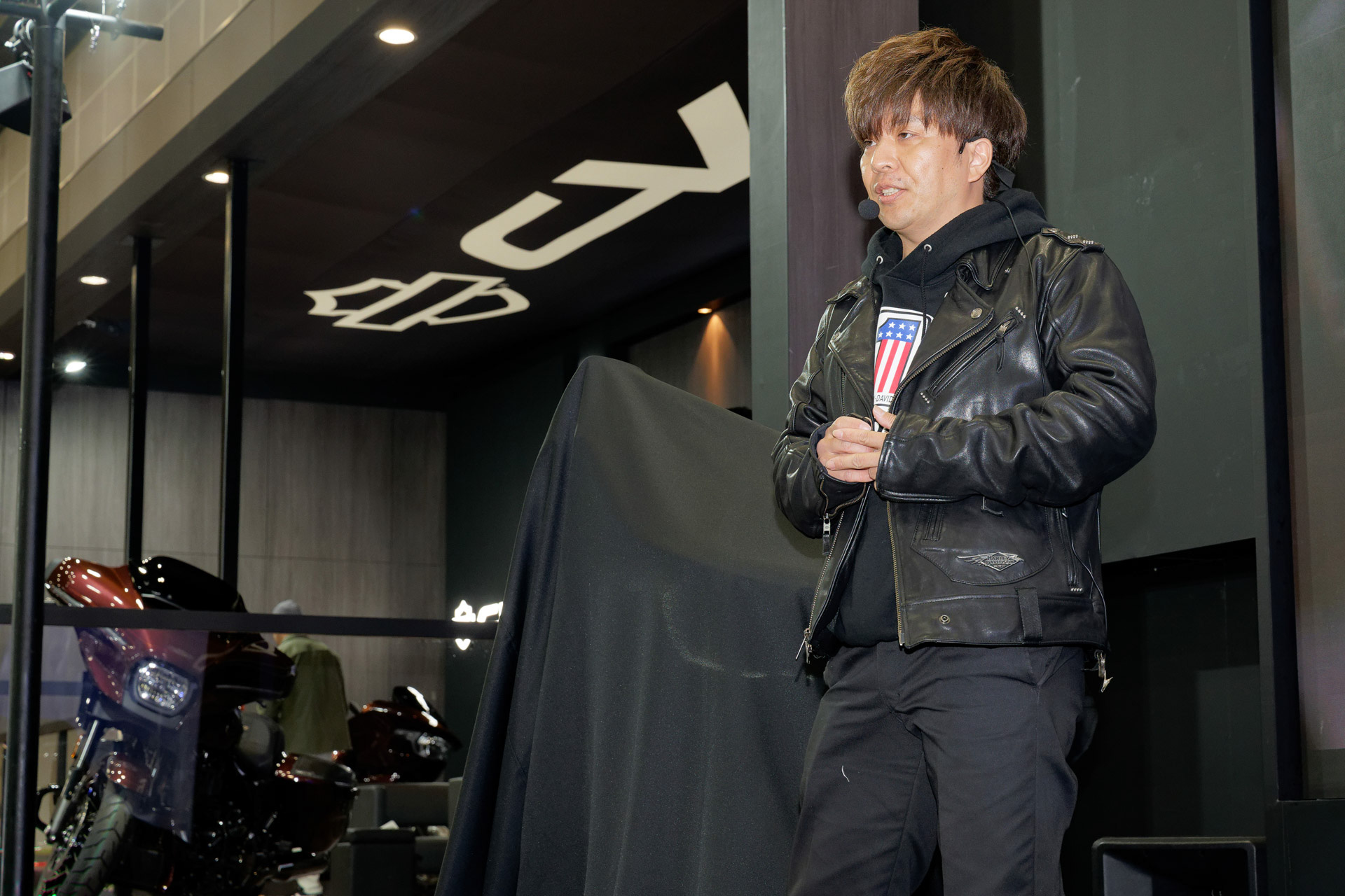 サーキットで走るハーレーのDNAを受け継ぐ「CVO ロードグライドST」をアピールする、ハーレーダビッドソン ジャパン株式会社 Marketing&PR Directorの久保氏