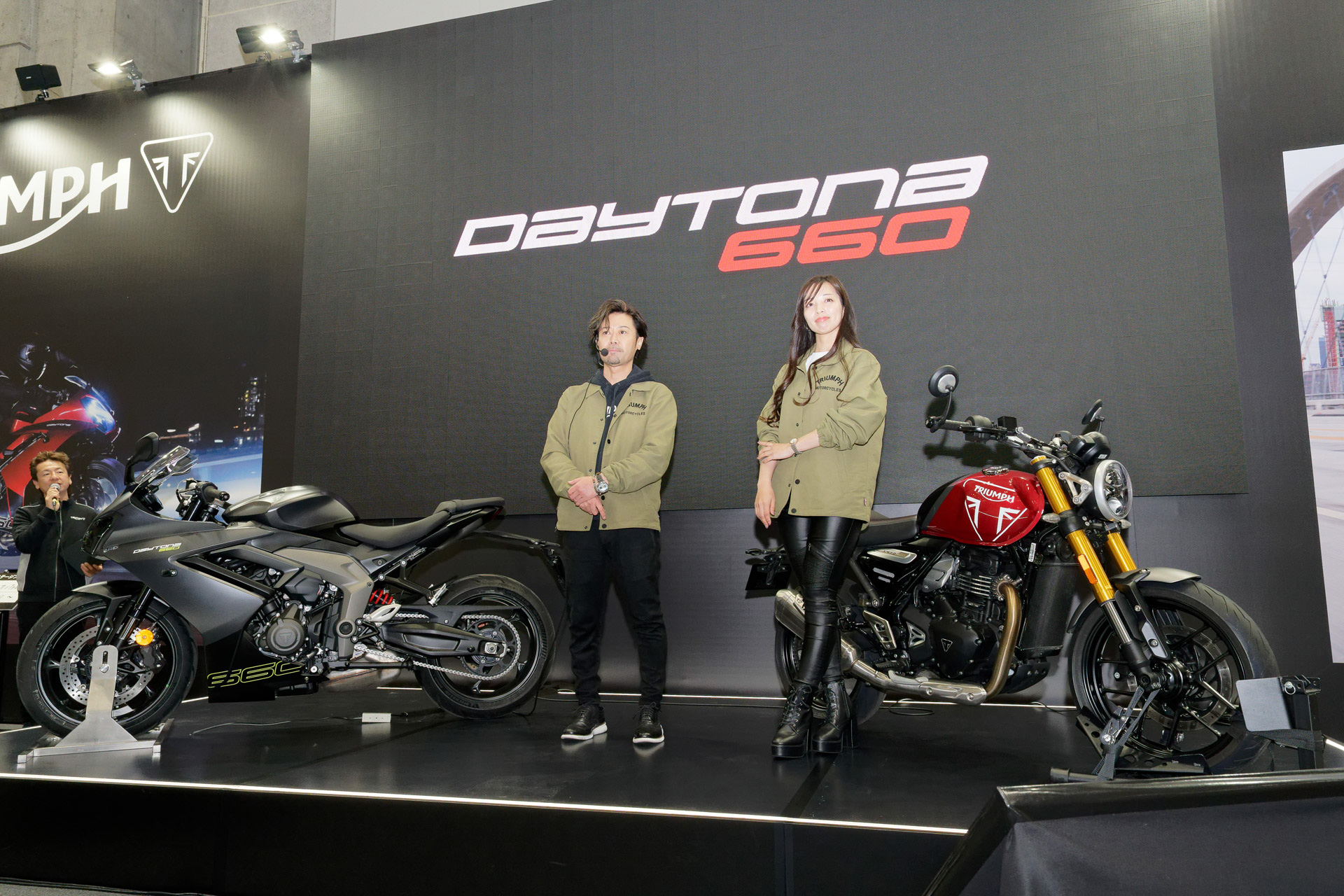 トライアンフモーターサイクルズジャパンのプレスカンファレンス。「新型DAYTONA 660により、デイトナストーリーのエキサイティングな新たな章が始まります」と力を込めたトライアンフモーターサイクルズジャパン株式会社 代表取締役社長の大貫陽介氏（左）