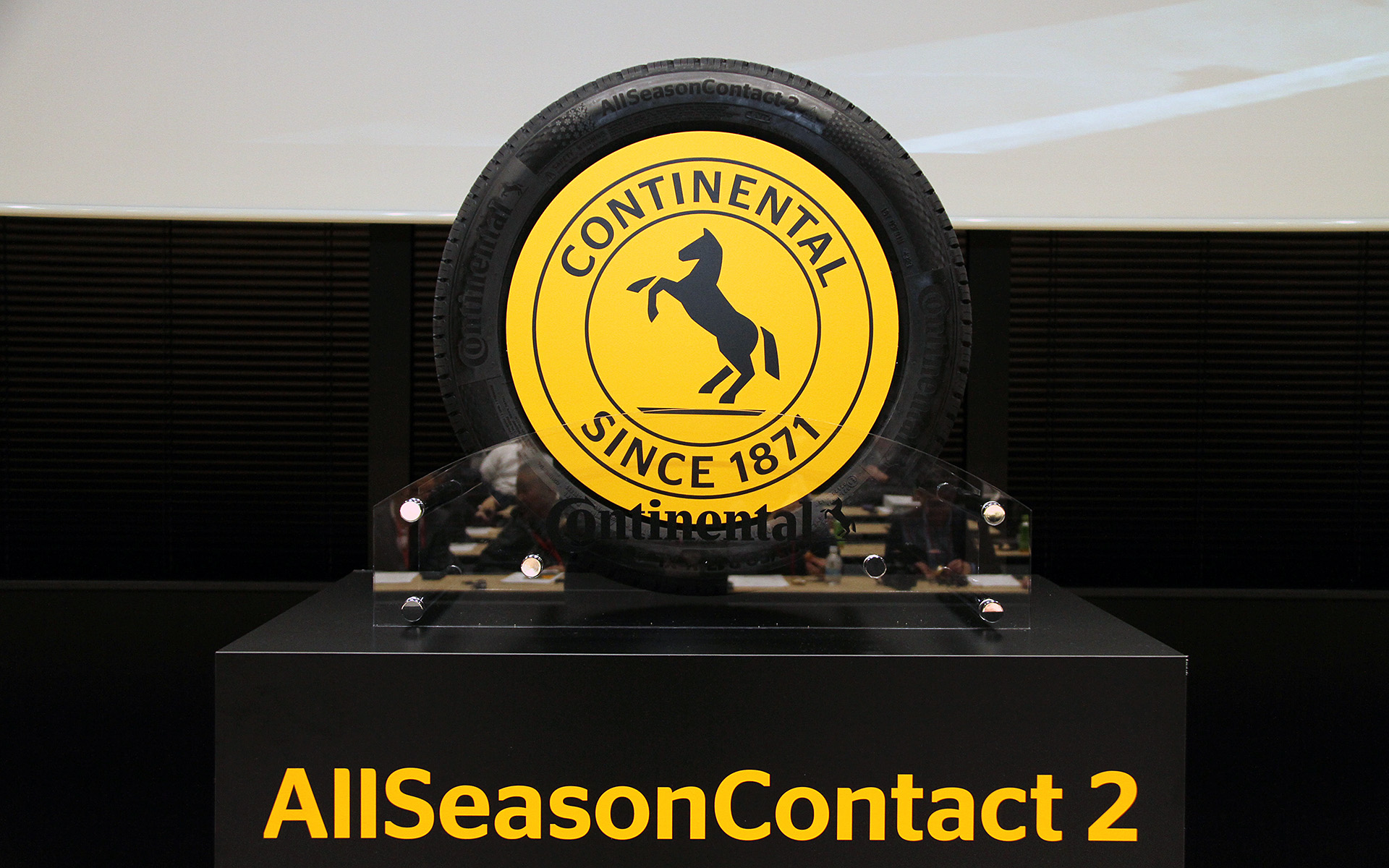 「AllSeasonContact 2」では前モデル「AllSeasonContact」から進化したアダプティブ・パターンを採用し、オフセット・Vシェイプ・パターンとC字型のトレッドブロックを特徴とする。また、タイヤのセンター部分にセルフ・レインフォース・リンクで連結されたC字型ブロック・パターンを配置することでトレッド剛性を高めており、使用開始からタイヤの寿命の終わりまで、優れたハンドリング性能が持続するという