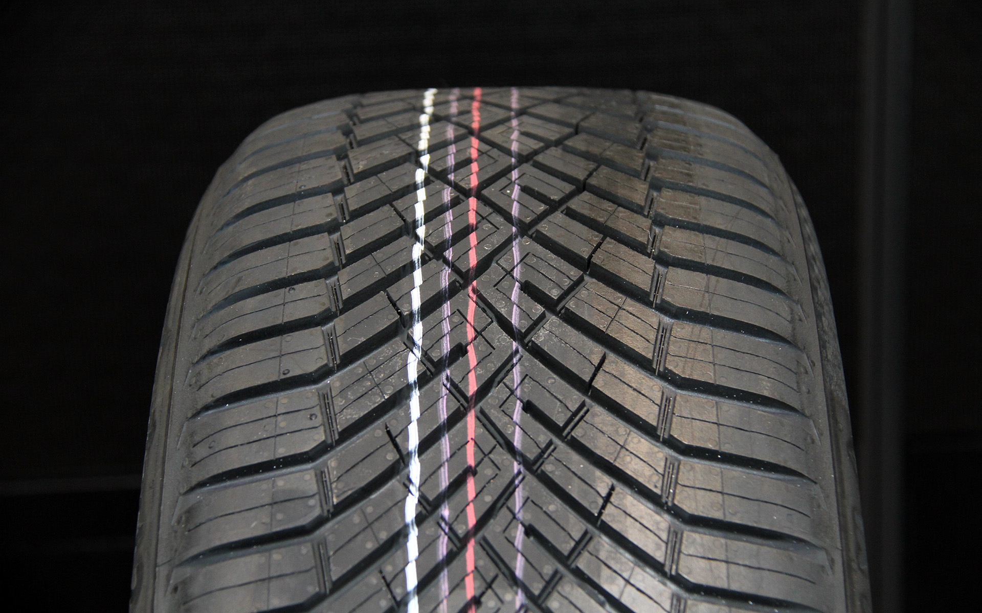 「AllSeasonContact 2」では前モデル「AllSeasonContact」から進化したアダプティブ・パターンを採用し、オフセット・Vシェイプ・パターンとC字型のトレッドブロックを特徴とする。また、タイヤのセンター部分にセルフ・レインフォース・リンクで連結されたC字型ブロック・パターンを配置することでトレッド剛性を高めており、使用開始からタイヤの寿命の終わりまで、優れたハンドリング性能が持続するという