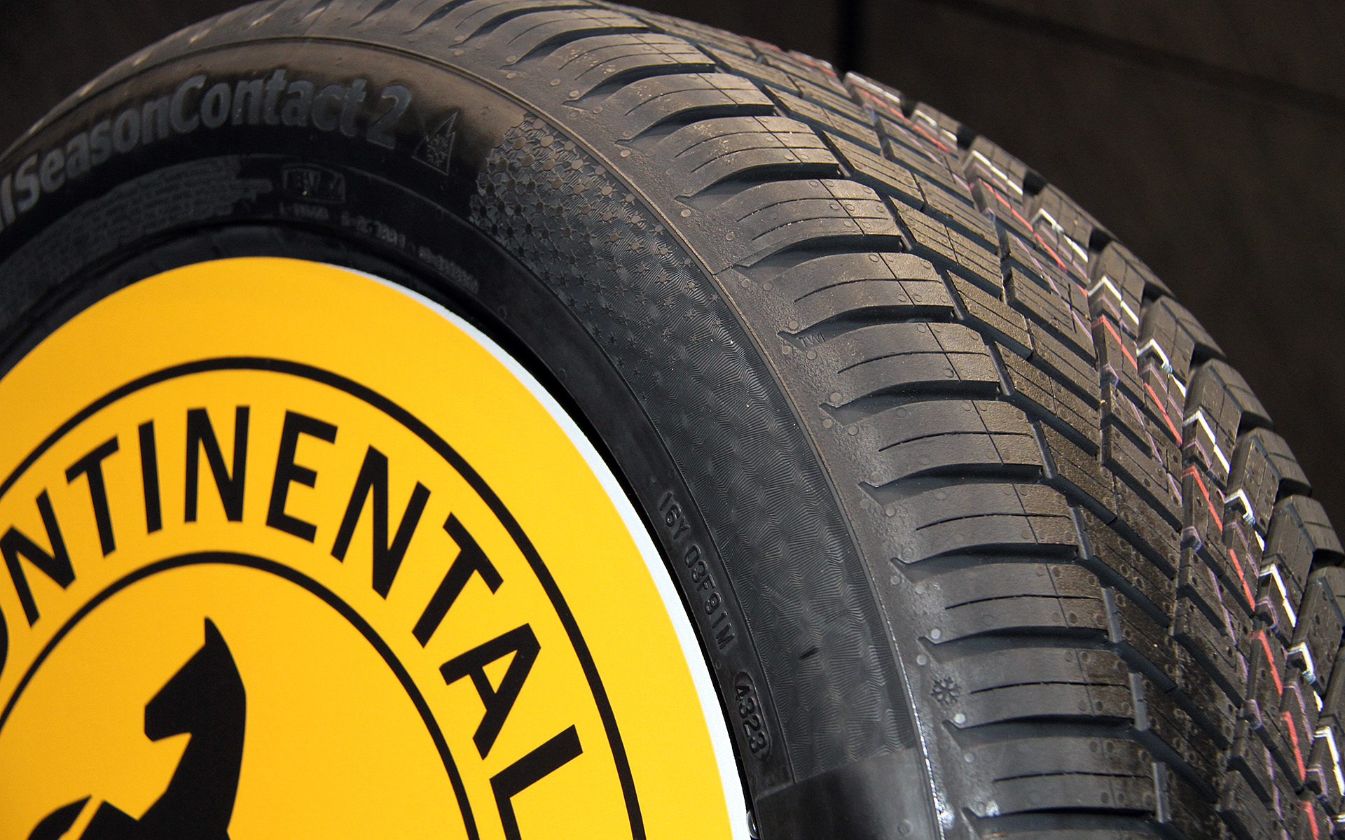 タイヤサイドには1年を通して高いパフォーマンスを発揮するタイヤであることを、四季折々のアイコンで表現