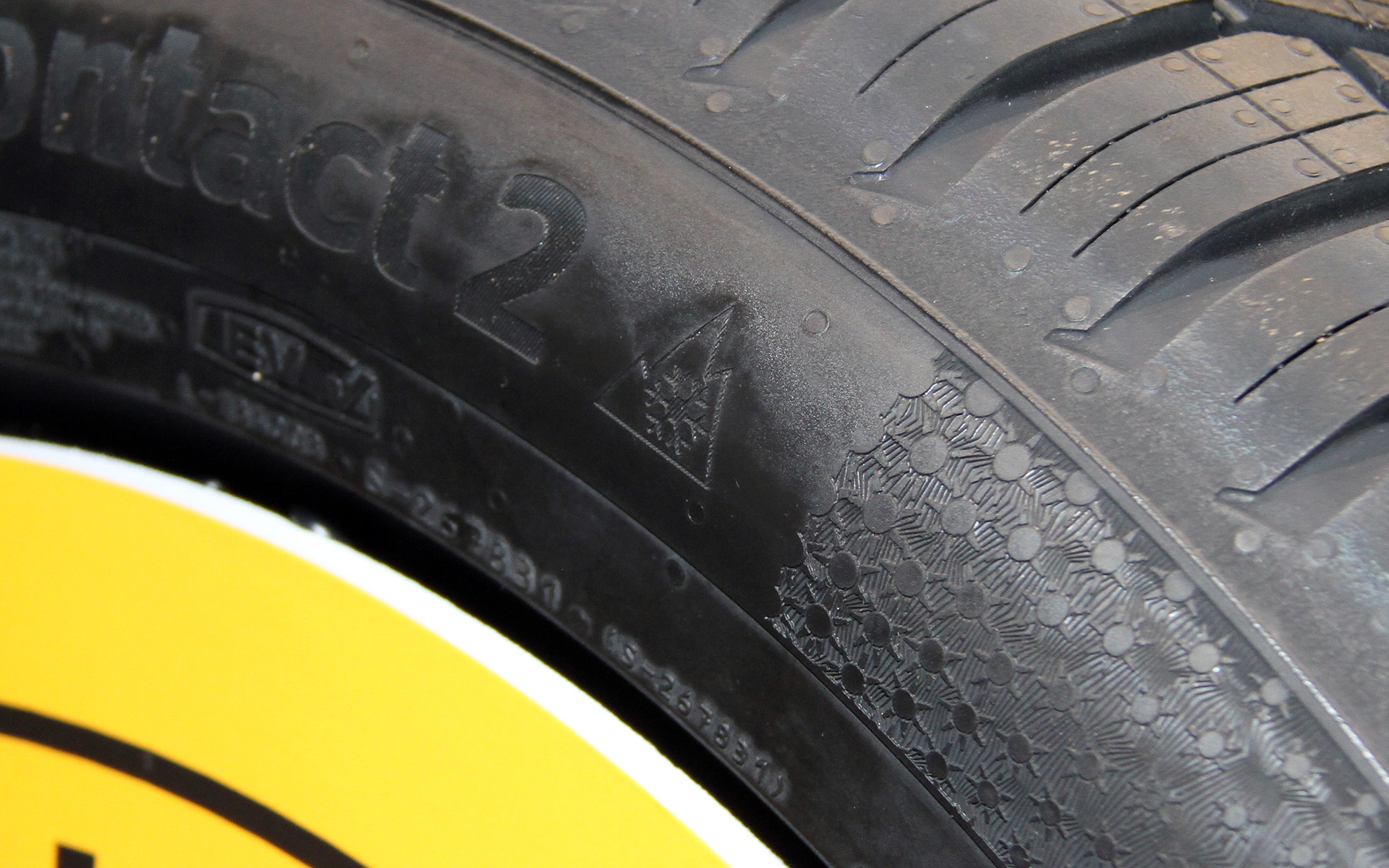 厳しい寒冷地でも冬性能を発揮することが認証されていることを示す「スリーピークマウンテン・スノーフレークマーク」が入る