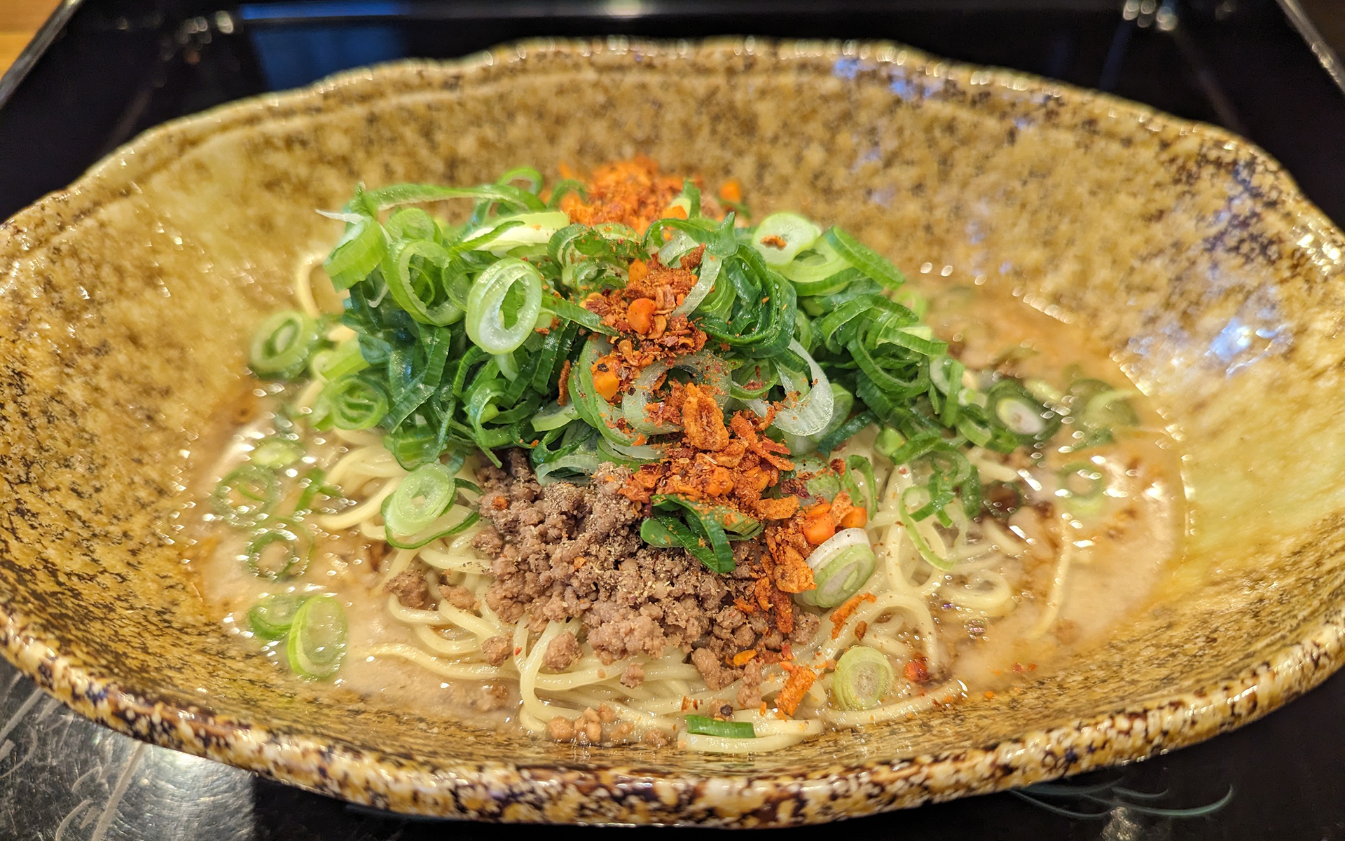 愛する「くにまつ 神保町店」の新メニューに首ったけ。花椒が特徴の汁なし担担麺なのにまさかのカレー味！　これがまた辛くておいしいんだぁ……