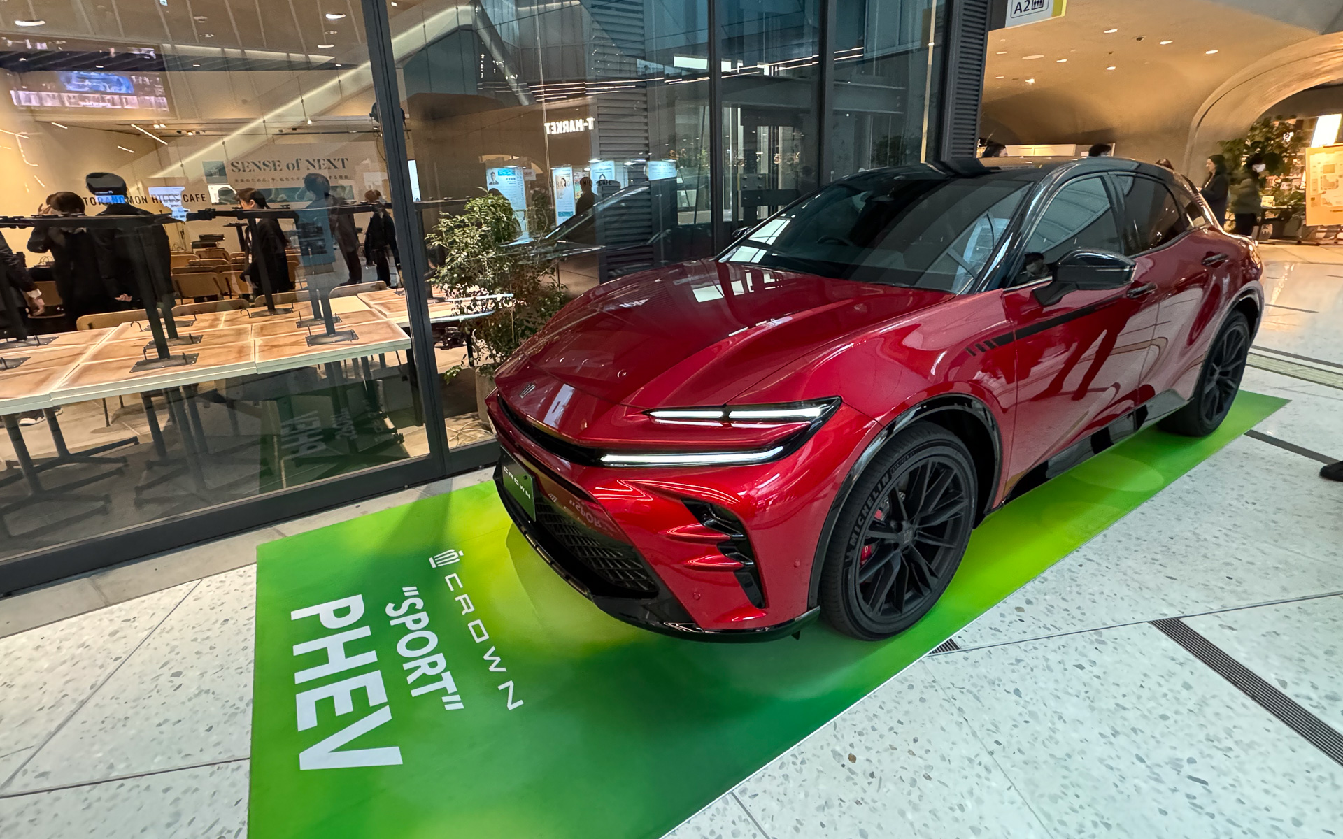 会場に展示された新型クラウンスポーツ